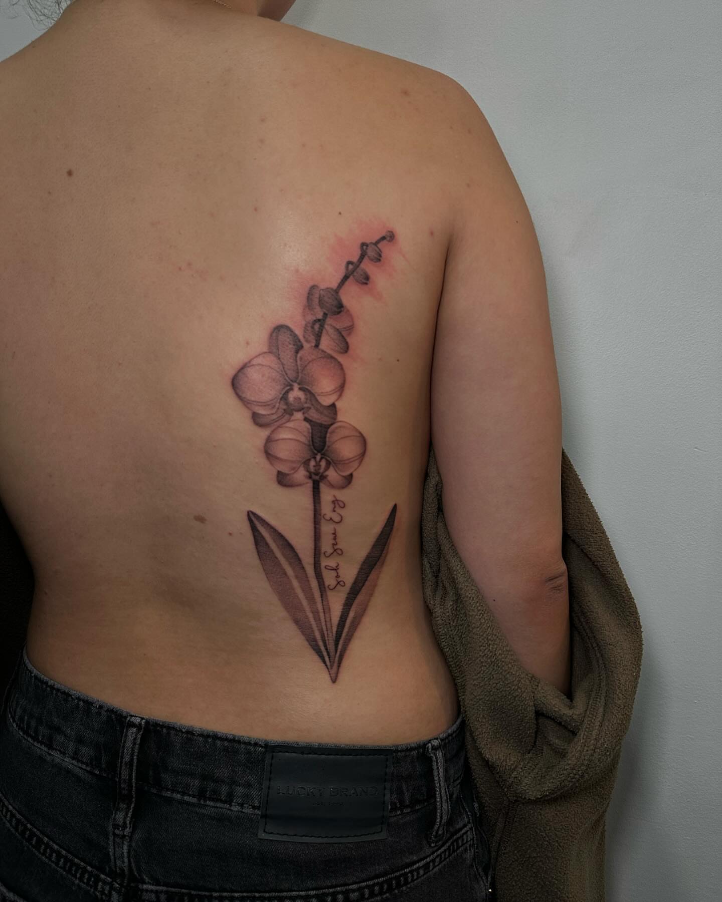 Orchid realism tattoo on the back by @piinkywabbiit, Roselle Park, New Jersey