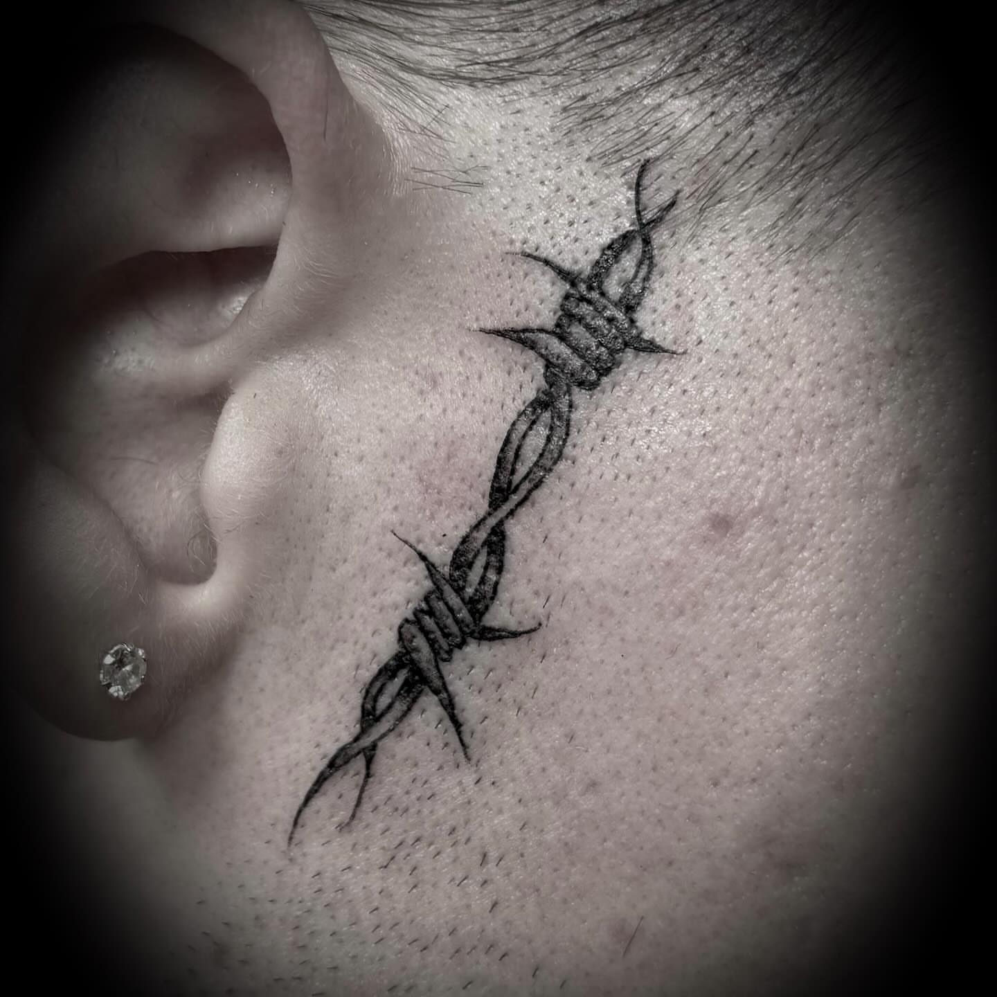 Barbed wire black and grey tattoo on the neck by โ๏ธ ๐๐ป๐ธ๐ธ๐ด๐ฎ๐ต๐ต๐ฎ ๐๐ธ๐ถ๐ซ๐ผ๐ฑ๐ฎ๐ต๐ต๐ฎ โ๏ธ