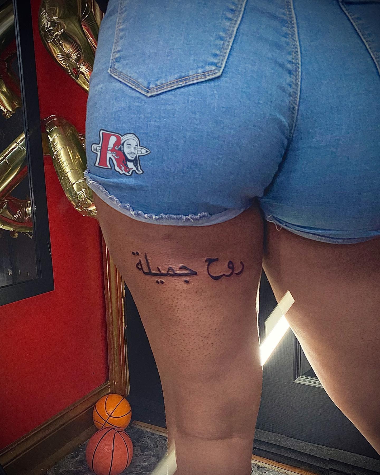 روح جميلة lettering script tattoo on the thigh by Chicago Tattoo Artist