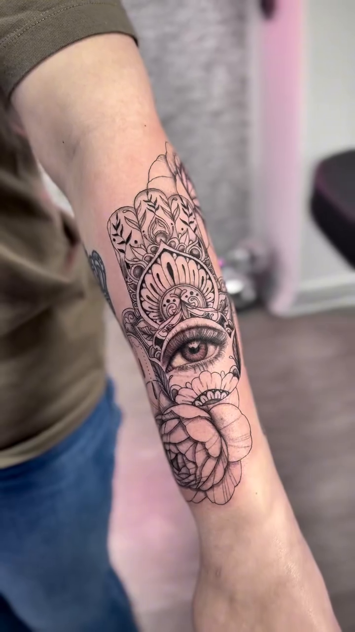 Eye and floral elements realism tattoo by Yaya Tattoos ✩ Fine Line Tattoos