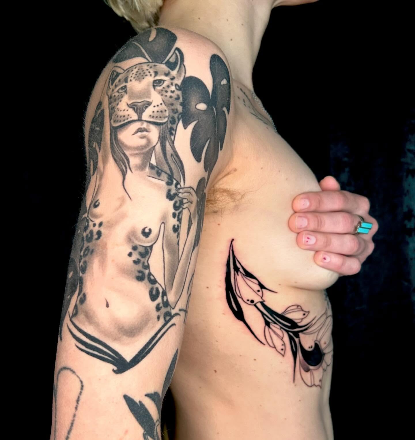 Woman with leopard realism tattoo on the upper arm by Laura Babsie