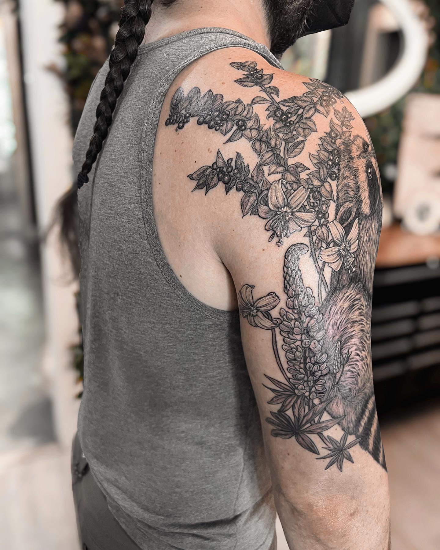 Floral arrangement black and grey tattoo on the shoulder by 𝗝𝗲𝘀𝘀𝗶𝗲 𝗩𝗶𝗼𝗹𝗲𝘁