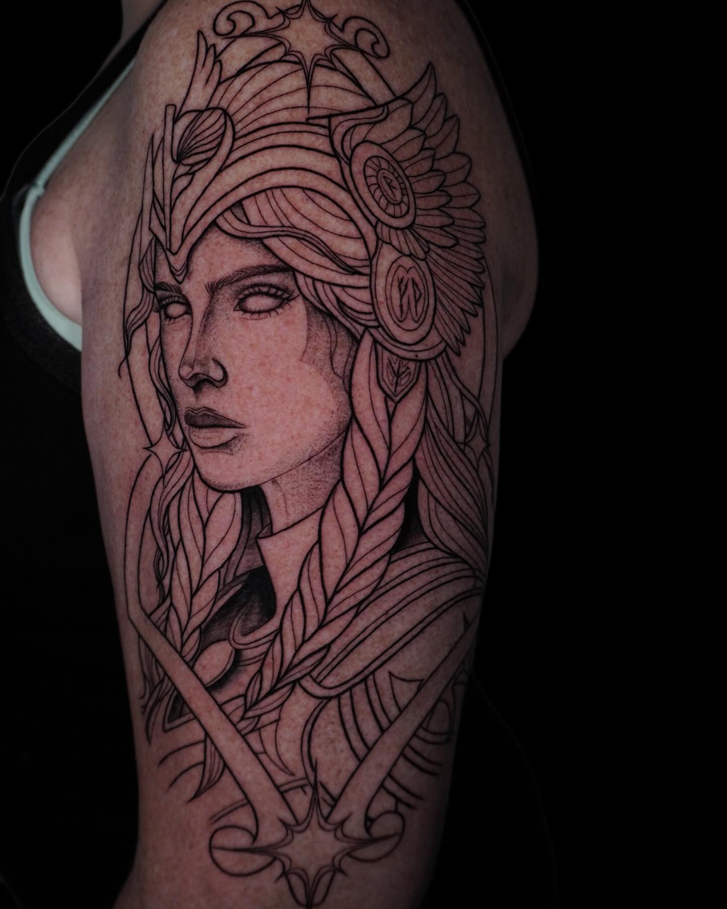 Woman with crown realism tattoo on the upper arm by πΊπππππ βΎ π»πππππ π¨πππππ