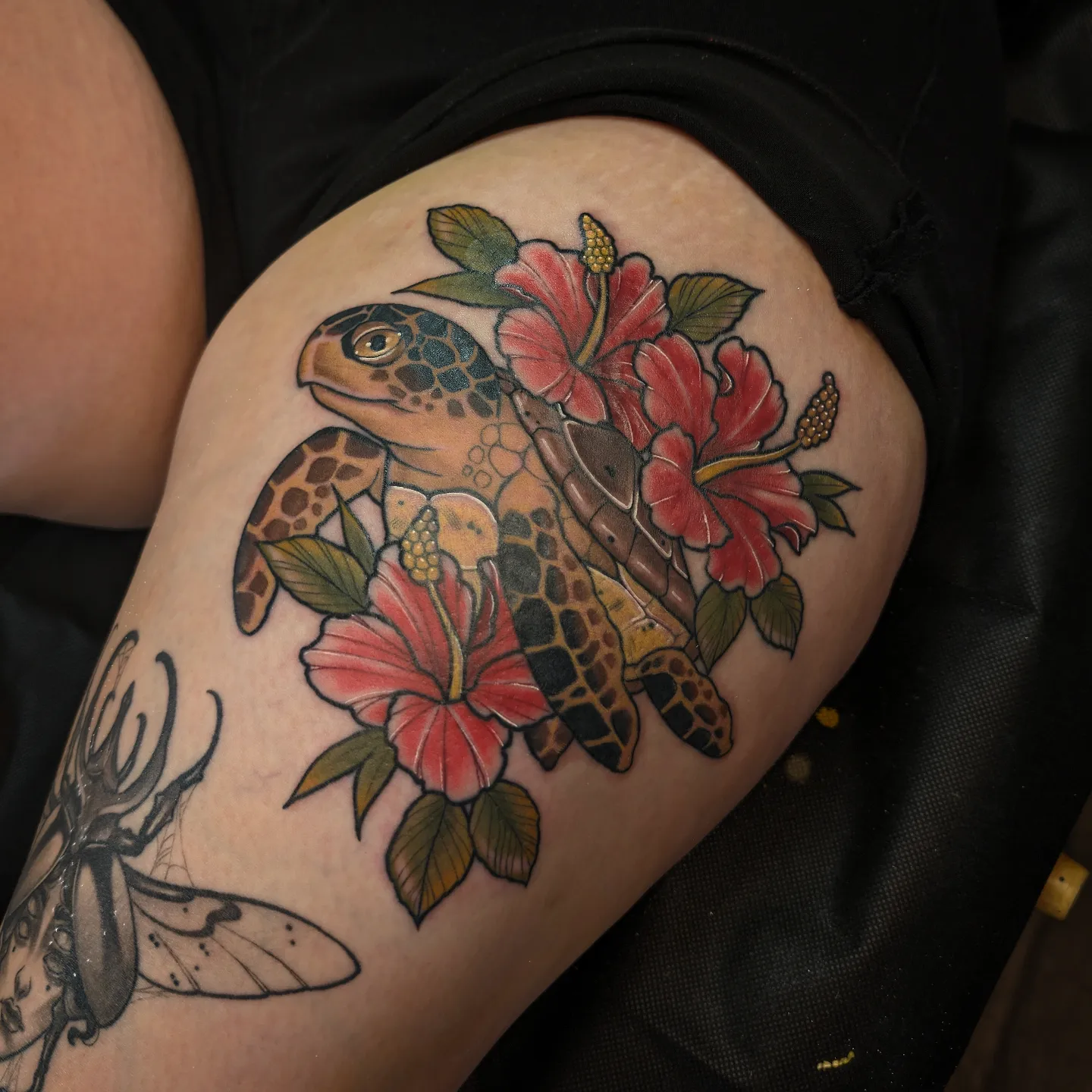 Sea turtle and hibiscus flowers American traditional tattoo on the thigh by 𝑹𝒆𝒚𝒎𝒂𝒓𝒄 𝑫𝒂𝒚𝒂𝒖𝒐𝒏