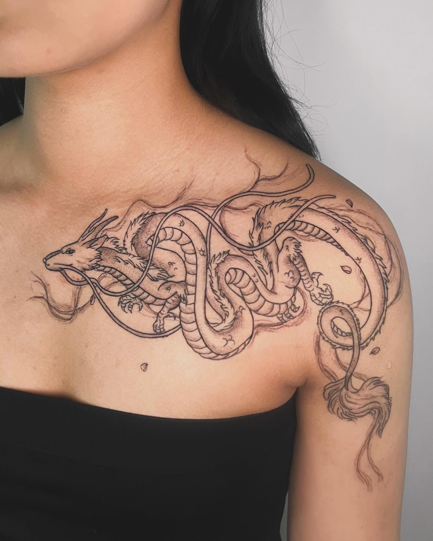 Dragon black and grey tattoo on the shoulder by ππ²π΅π π§ - π£πͺπ½π½πΈπΈ ππ»π½π²πΌπ½