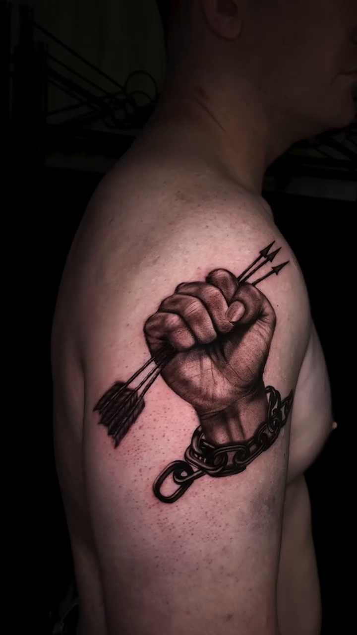 Fist with arrows and chain realism tattoo by Mariella Elizabeth Paul ππ€