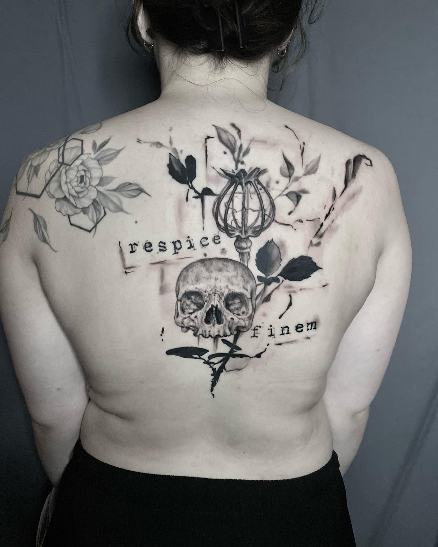 Skull and roses realism tattoo on the back by Dana Jones