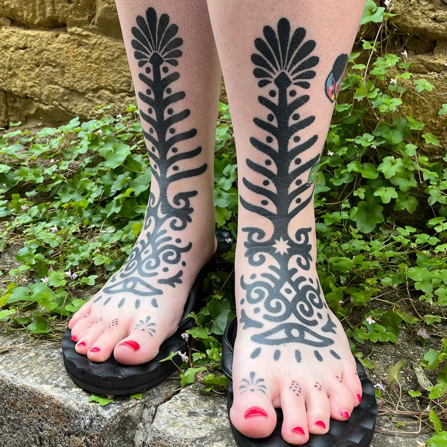 Tree-like pattern black and grey tattoo on the foot by kevvy
