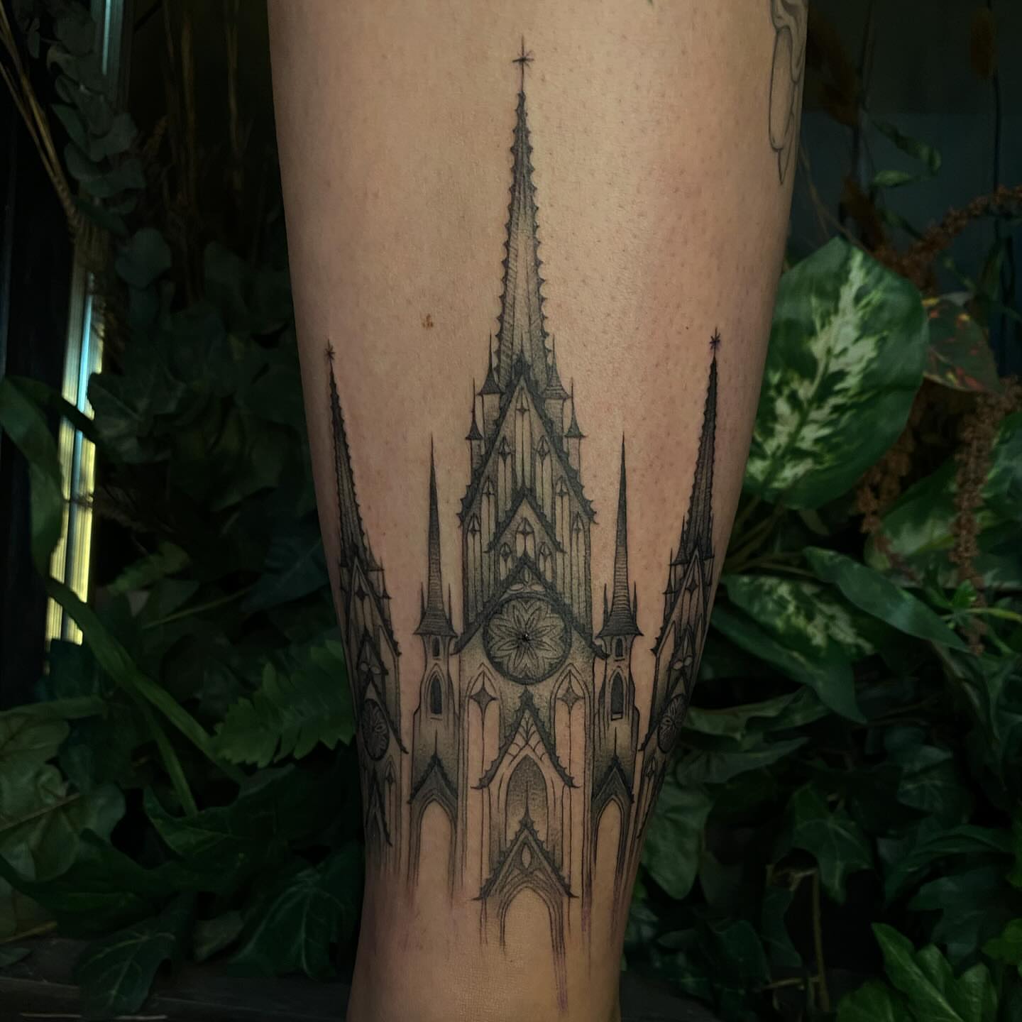 Gothic cathedral black and grey tattoo on the leg by π―π²ππΆπ±π¦π¦π€π’π― π₯ πͺπ¦π π₯π¦π€ππ« π±ππ±π±π¬π¬ ππ―π±π¦π°π± πββ¬