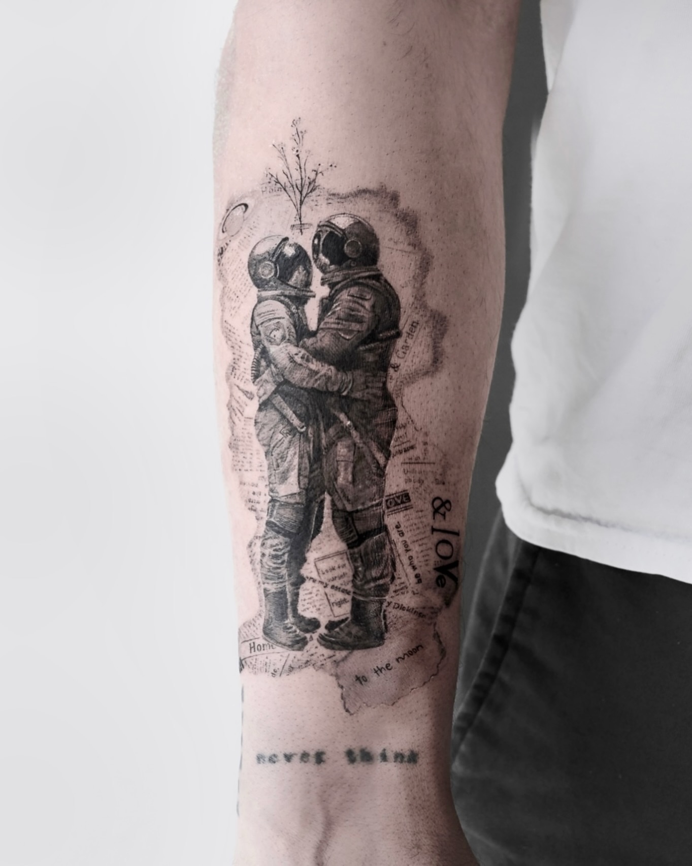 Astronauts kissing realism tattoo on the forearm by Tattoo artist LA ། Fine line, Micro realism