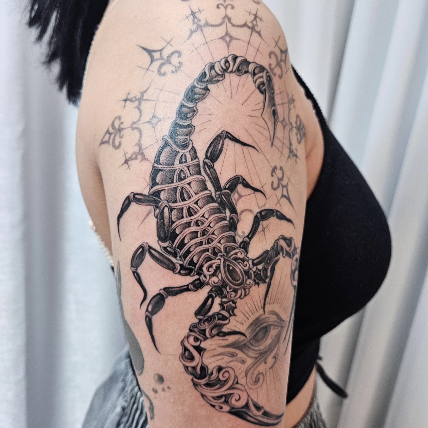 Scorpion geometric tattoo on the shoulder by Tattooer Hermin 허민