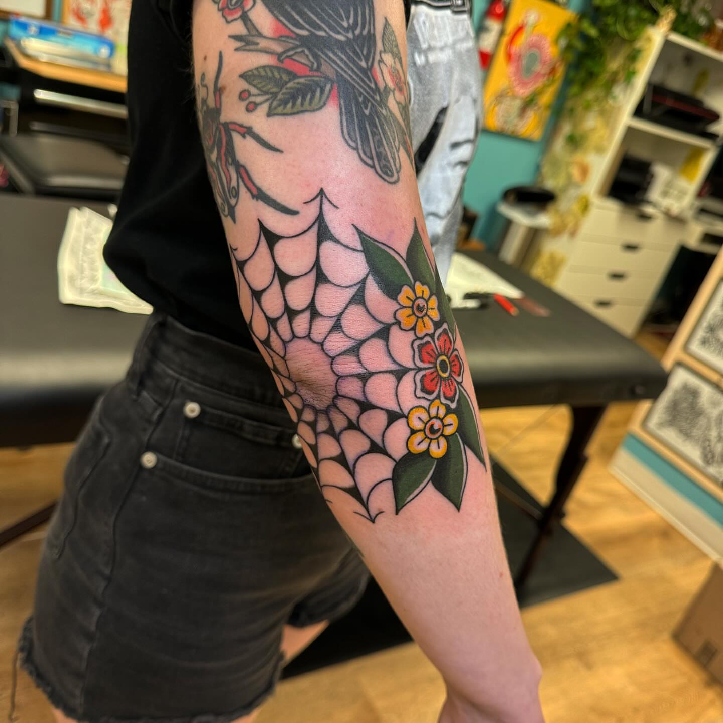 Serpent and flowers American traditional tattoo on the forearm by 𝙹𝙴𝚆𝙴𝙻𝚂 𝙸𝙳𝙴𝚃𝚃𝙴 𝙳𝙸𝚃𝚃𝚁𝙸𝙲𝙷 (𝙻𝙰𝚂𝙾𝚃𝙰), Minneapolis, Minnesota