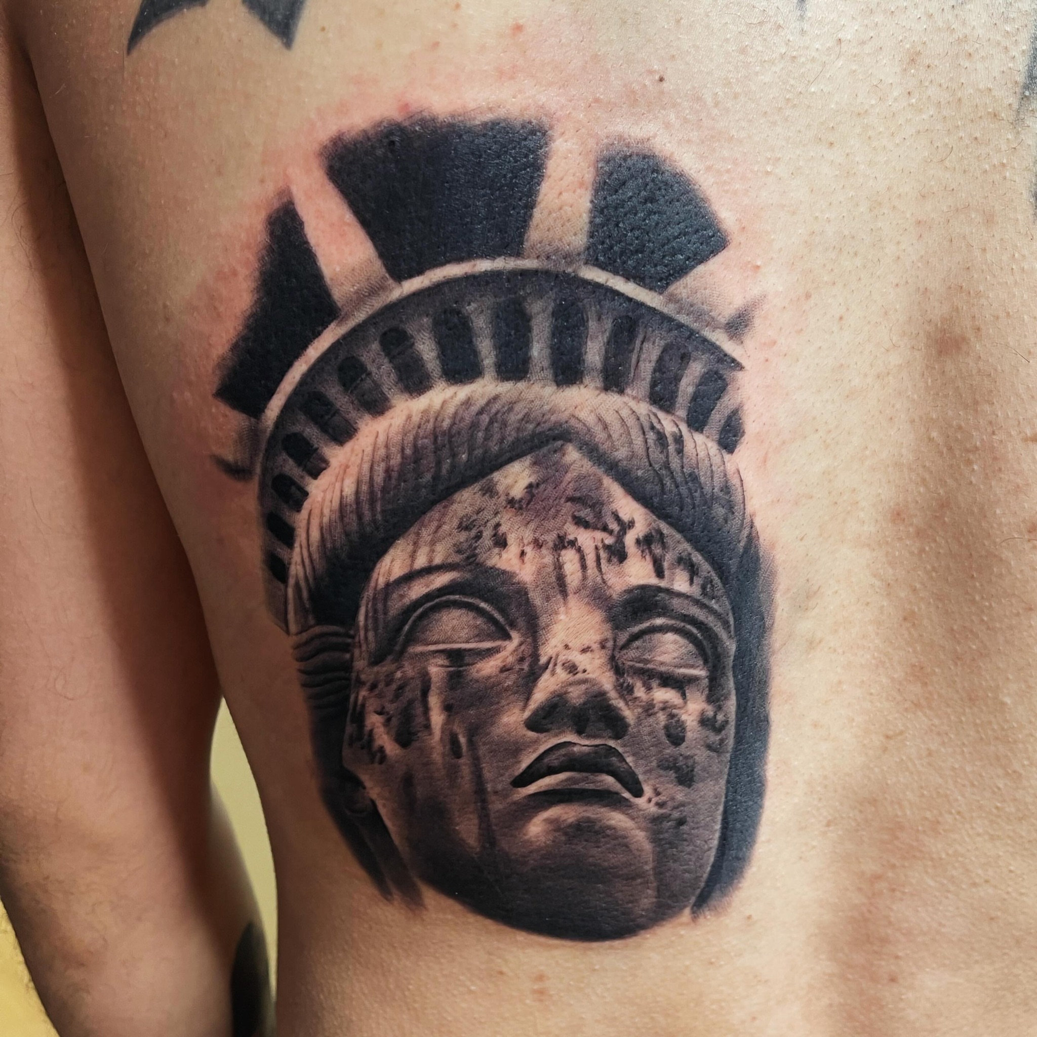 Statue of liberty black and grey tattoo on the thigh by Yayo, New Britain, Connecticut