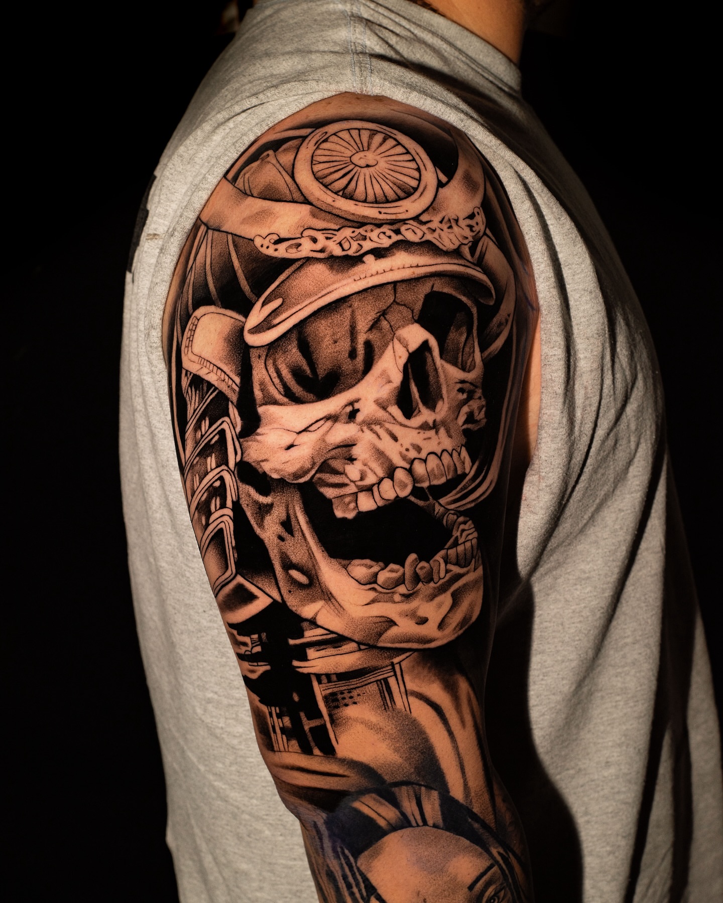 Skull with mechanical elements realism tattoo on the upper arm by Javier Ramos
