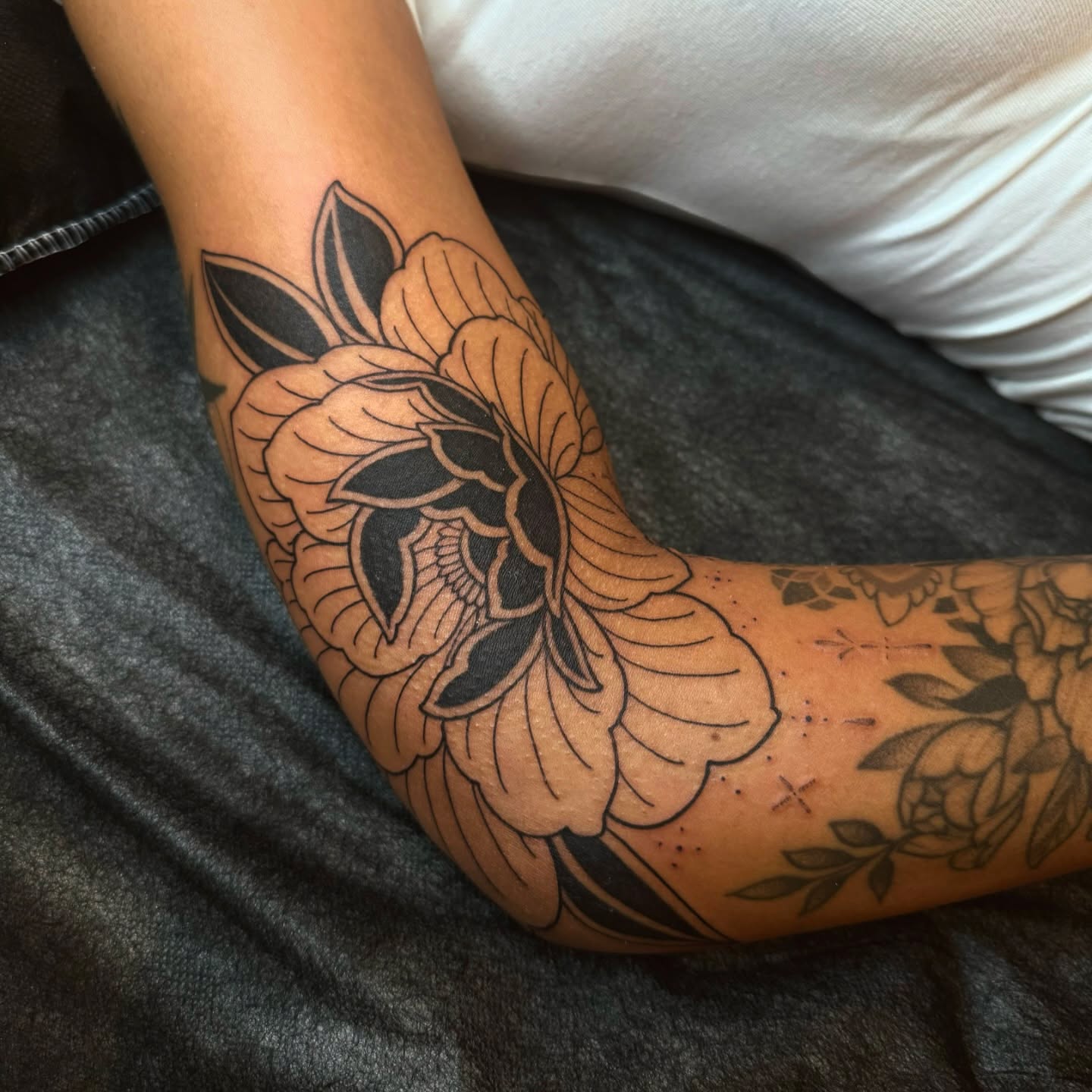 Peony American traditional tattoo on the forearm by 𝘉𝘢𝘺 𝘈𝘳𝘦𝘢 𝘛𝘢𝘵𝘵𝘰𝘰 𝘈𝘳𝘵𝘪𝘴𝘵, Oakland, California