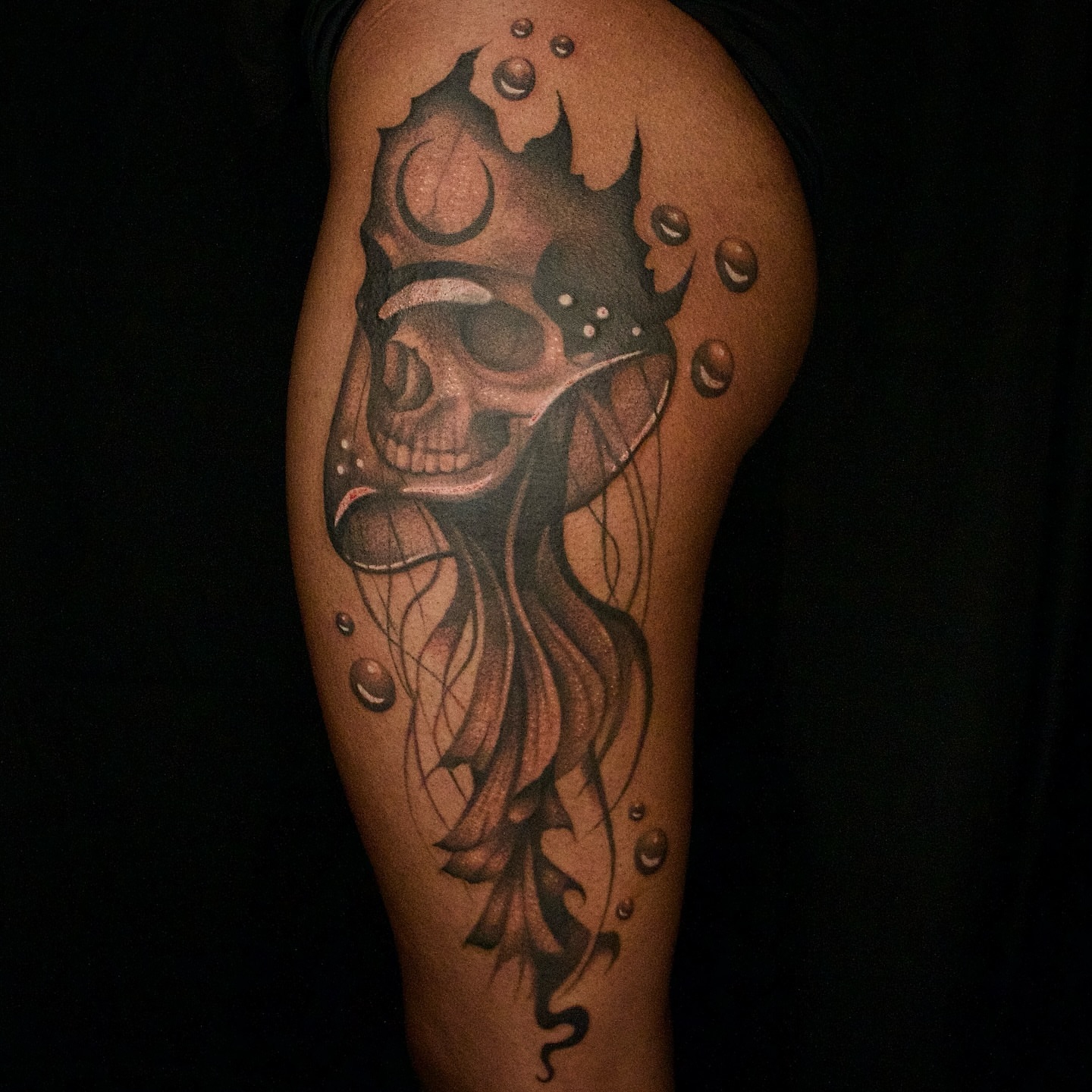 Skull with flames realism tattoo on the thigh by Galen
