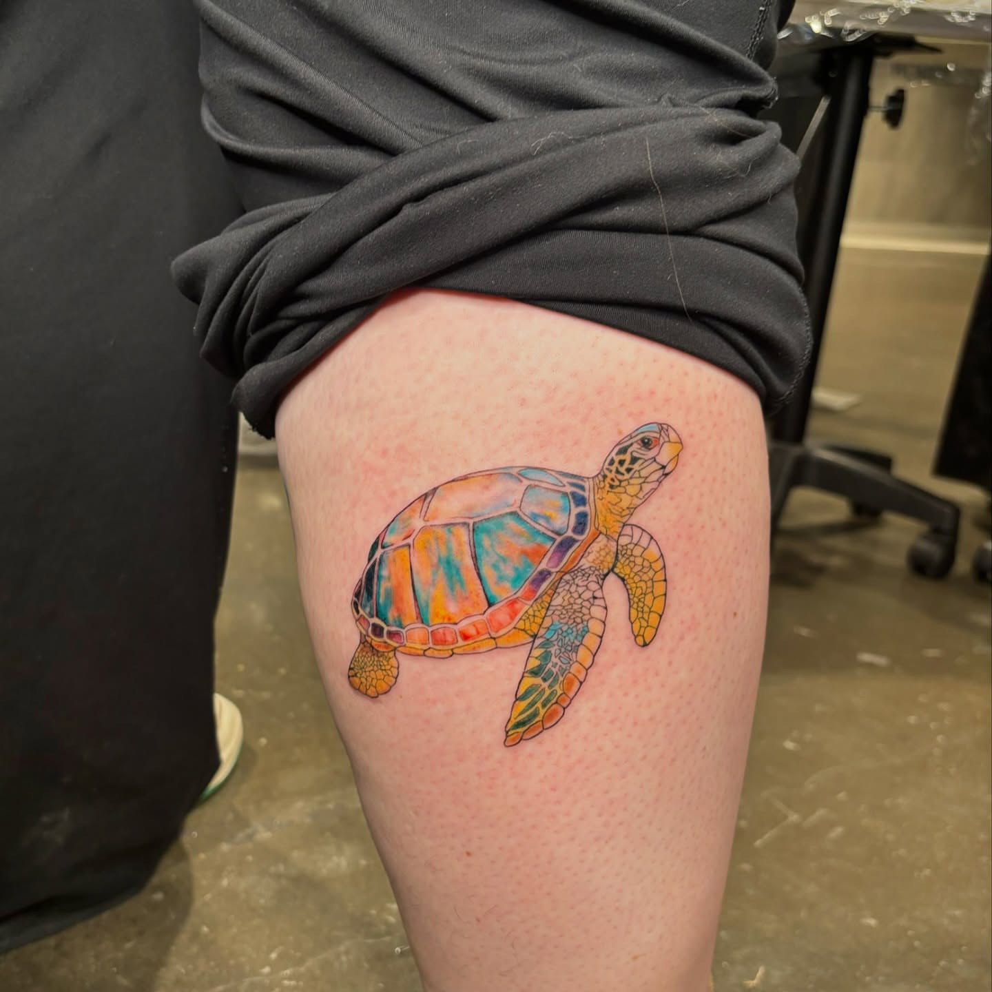 Turtle realism tattoo on the thigh by Harley Lane ๐ซ