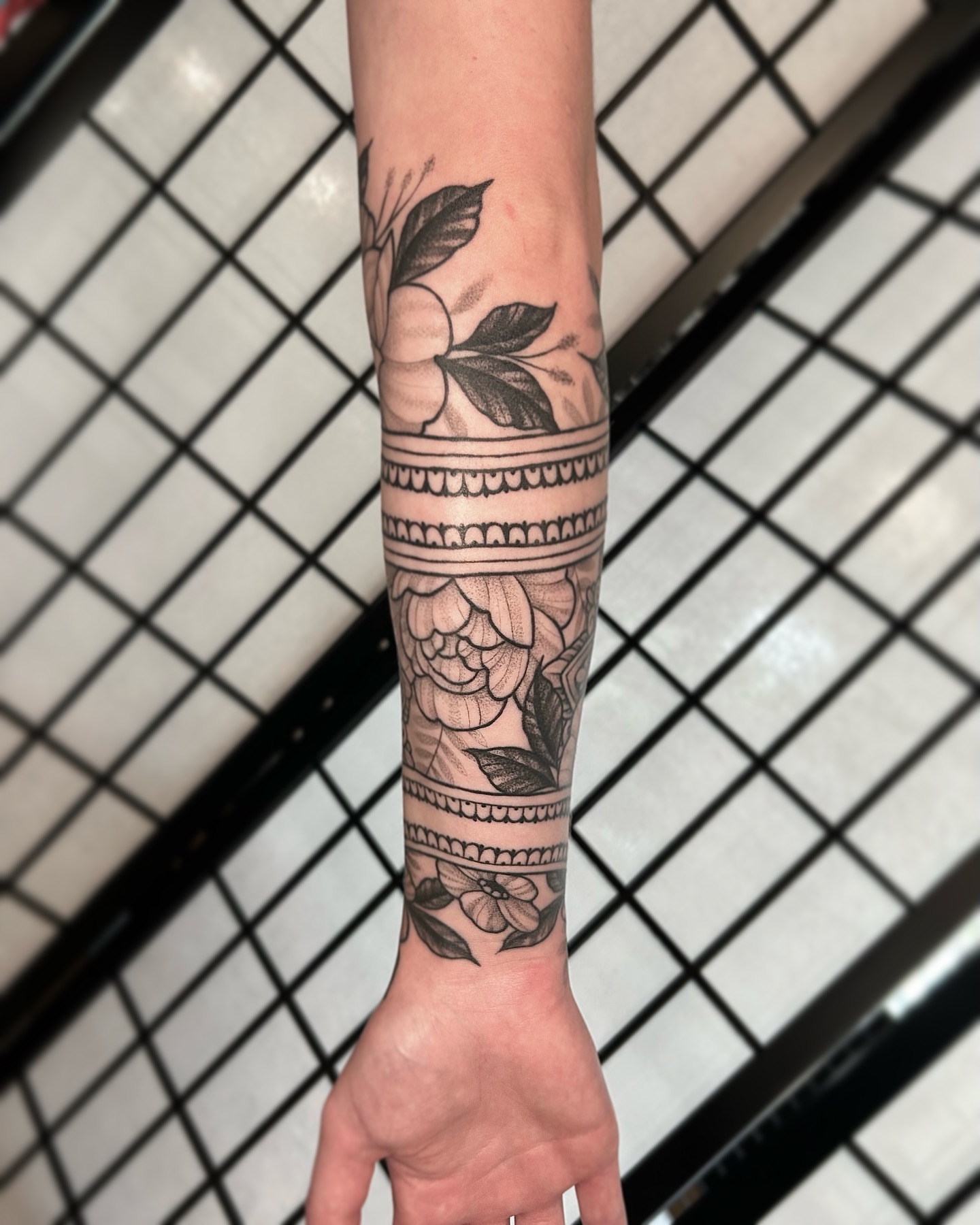 Floral design black and grey tattoo on the forearm by 𝔍𝔢𝔫𝔫𝔦𝔢 𝔗𝔦𝔢𝔰𝔪𝔞𝔫