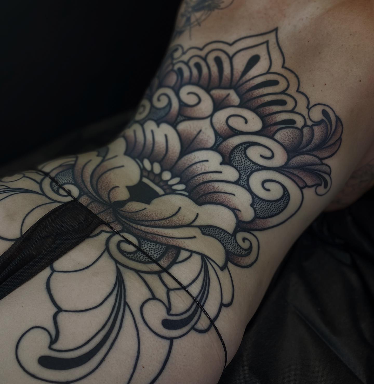 Tattoo by @veronicamussertattoo — black_and_grey