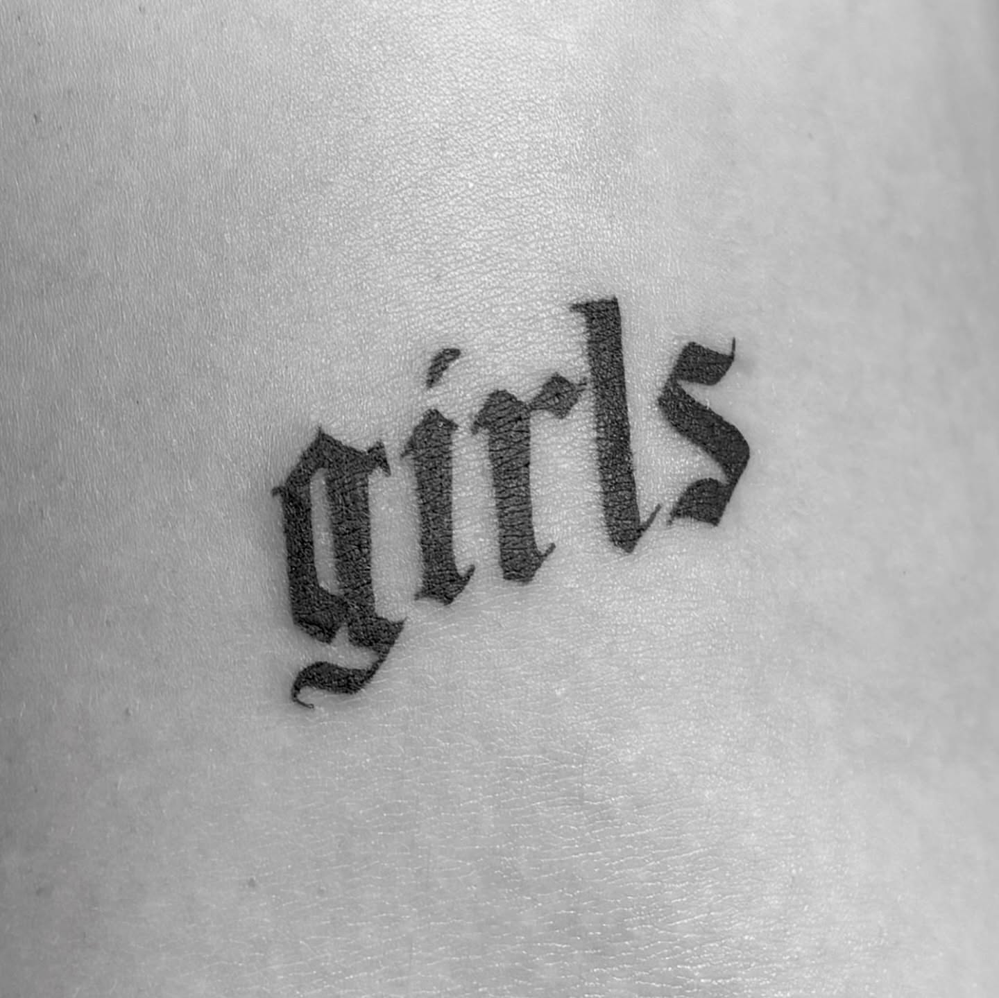 Girls lettering script tattoo on the forearm by ⛓️ 𝓑𝓻𝓸𝓸𝓴𝓮𝓵𝓵𝓮 𝓑𝓸𝓶𝓫𝓼𝓱𝓮𝓵𝓵𝓮 ⛓️
