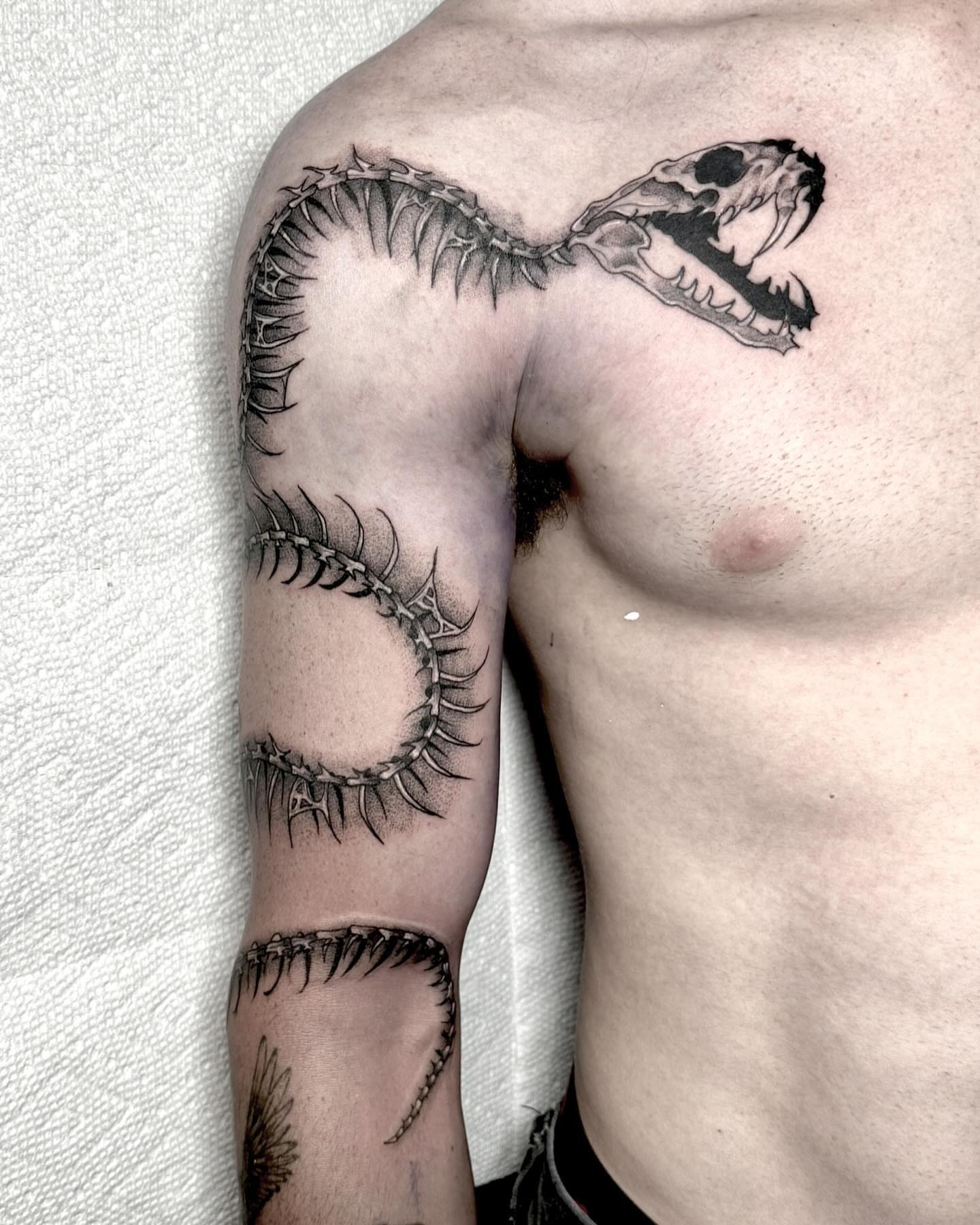 Snake black and grey tattoo on the upper arm by 𝔈𝔯𝔦𝔫 𝔊𝔦𝔩𝔩𝔦𝔩𝔞𝔫𝔡, Springfield, Ohio