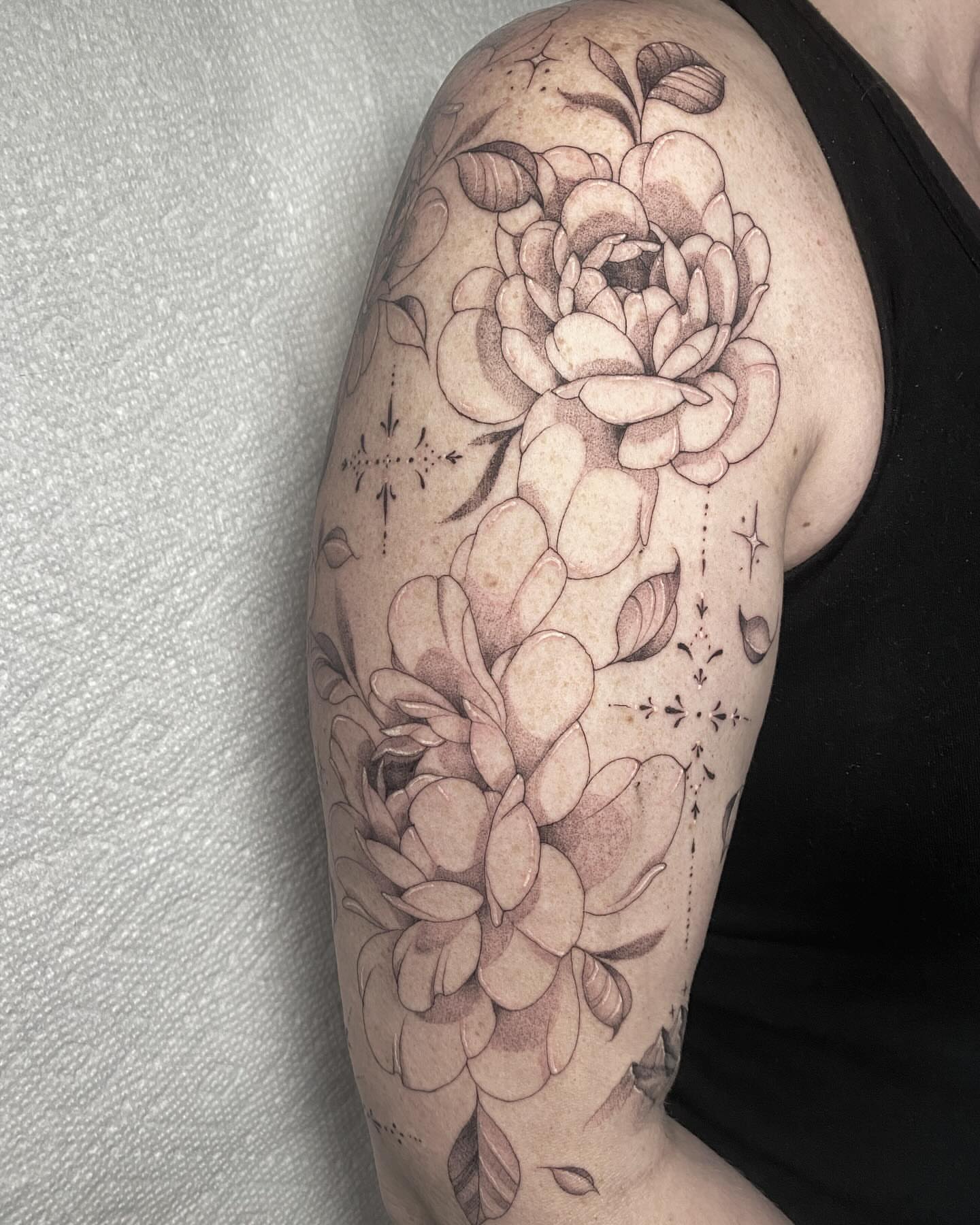Flowers black and grey tattoo on the upper arm by 𝔈𝔯𝔦𝔫 𝔊𝔦𝔩𝔩𝔦𝔩𝔞𝔫𝔡, Springfield, Ohio