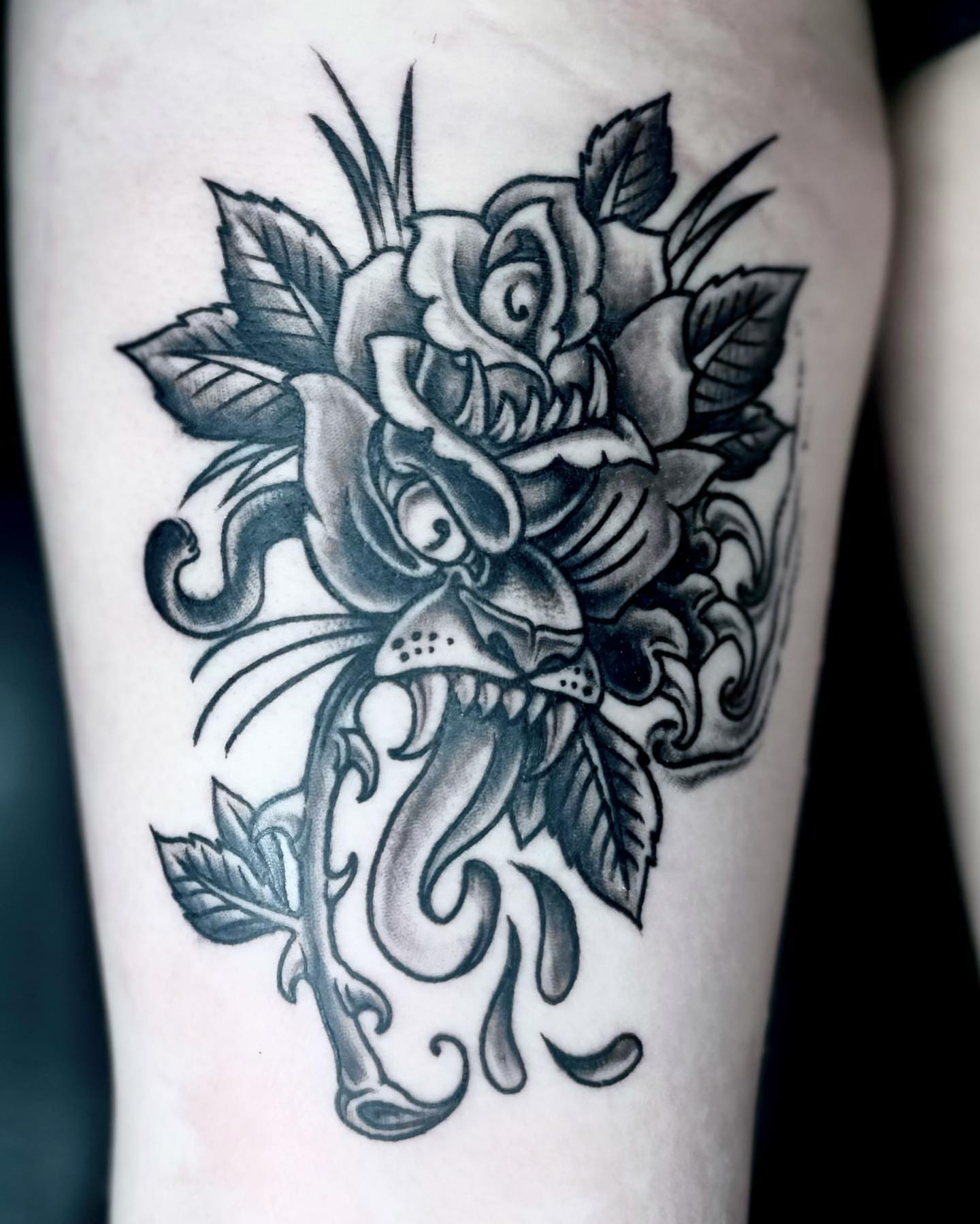 Rose black and grey tattoo on the thigh by “𝙺𝚊𝚒𝚗 𝚅𝚎𝚕𝚊𝚜𝚌𝚘”, Austin, Texas
