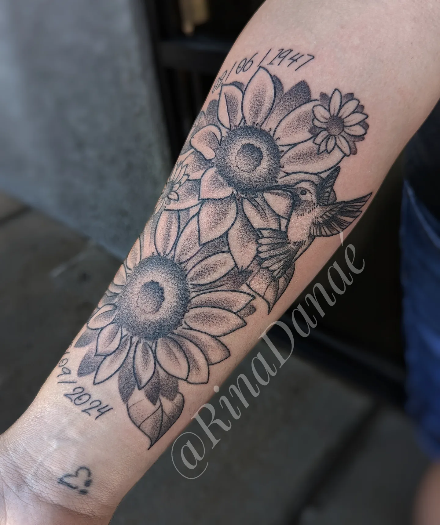 Sunflowers and hummingbird dotwork tattoo on the forearm by Rina Danaé Tattoo🌿
