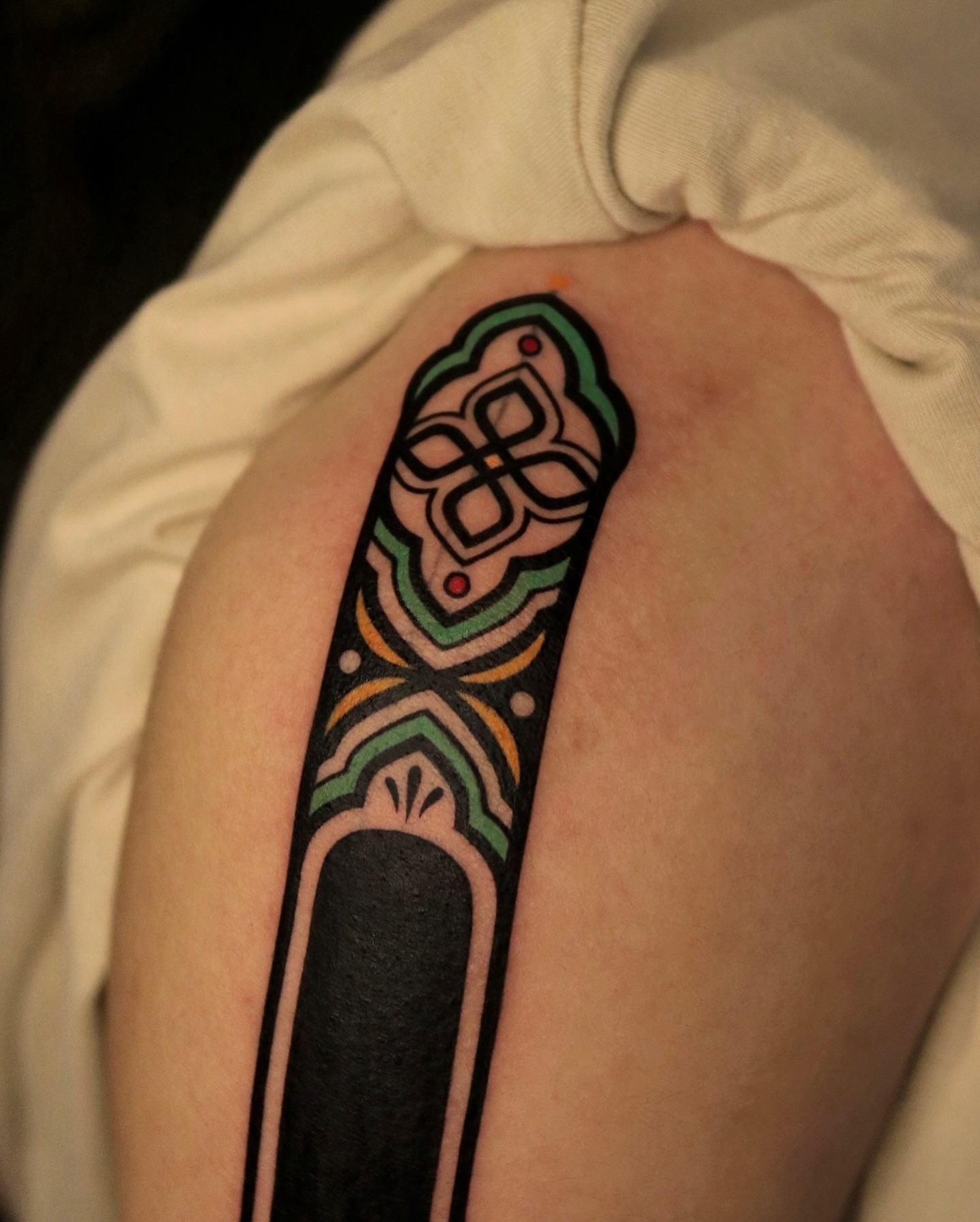 Geometric pattern geometric tattoo on the thigh by Seoul tattoo