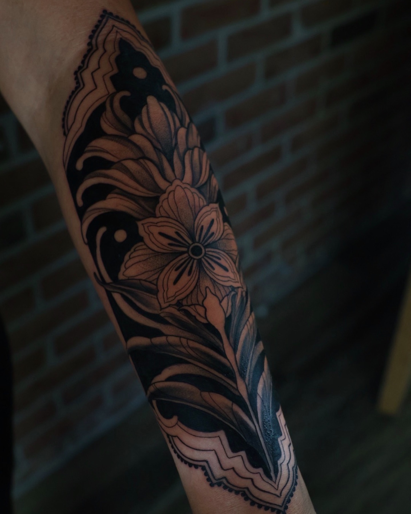 Floral design geometric tattoo on the forearm by 𝒕𝒂𝒕𝒕𝒐𝒐𝒔 𝒃𝒚 𝔏𝔞𝔲𝔯𝔢𝔫 𝔐𝔬𝔫𝔣𝔬𝔯𝔱𝔢
