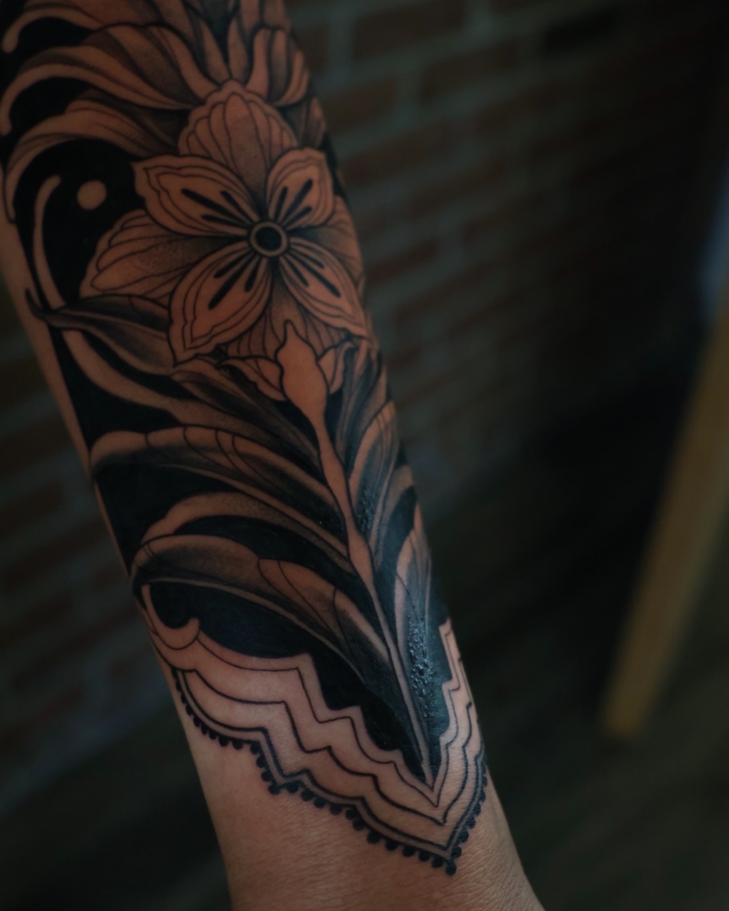 Floral design black and grey tattoo on the forearm by 𝒕𝒂𝒕𝒕𝒐𝒐𝒔 𝒃𝒚 𝔏𝔞𝔲𝔯𝔢𝔫 𝔐𝔬𝔫𝔣𝔬𝔯𝔱𝔢