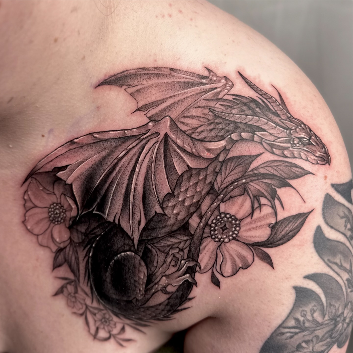 Dragon and flowers realism tattoo on the shoulder by ᴇʟɪᴢᴀ ɢᴏɴᴢᴀʟᴇᴢ
