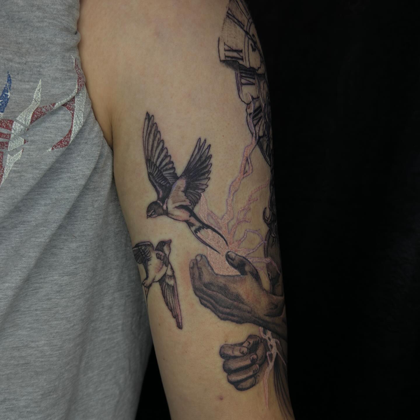 Birds and hands realism tattoo on the forearm by @inkedbybanti