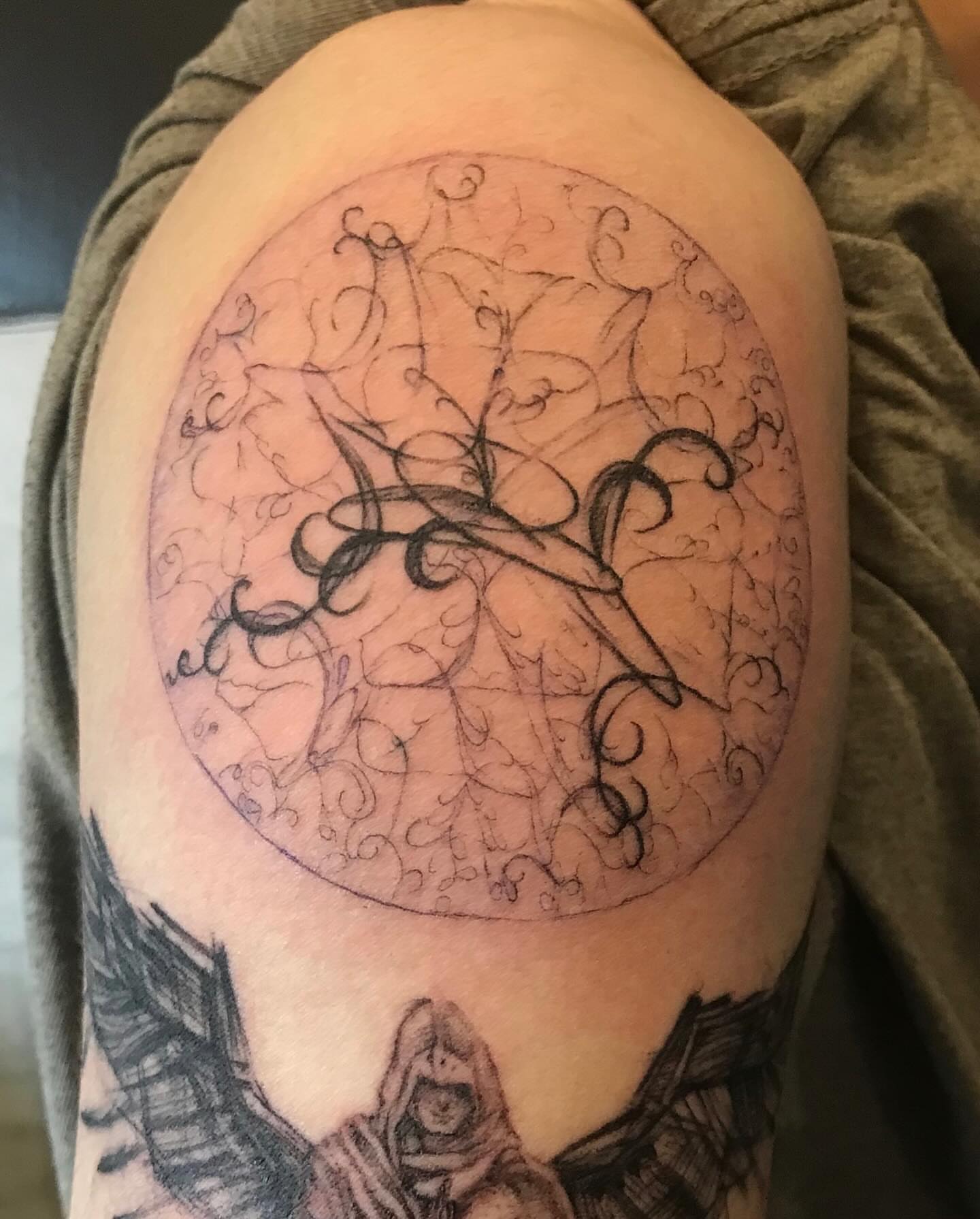 Clock black and grey tattoo on the shoulder by G̵̨̗̗̈̅̓́͡ĕ̸̡̜̫̾̌̎̈͠ë̷̢̳̤̰̗͈̃͌͒̚͞