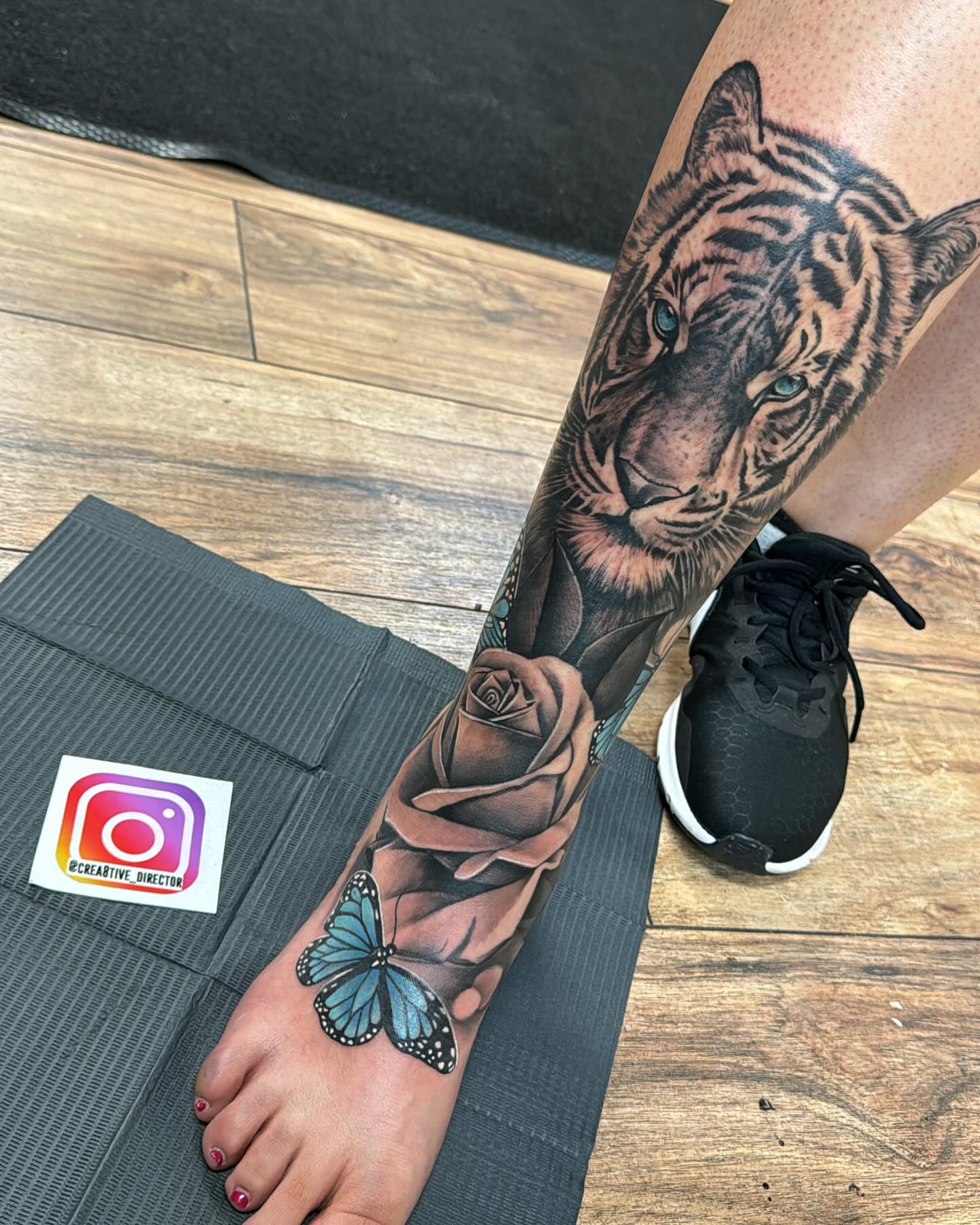 Tiger and rose realism tattoo on the forearm by Cedric Fleming