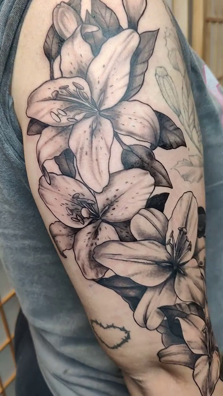 Lilies realism tattoo by Ｔｏｍ Ｌｏｒａｎｚ