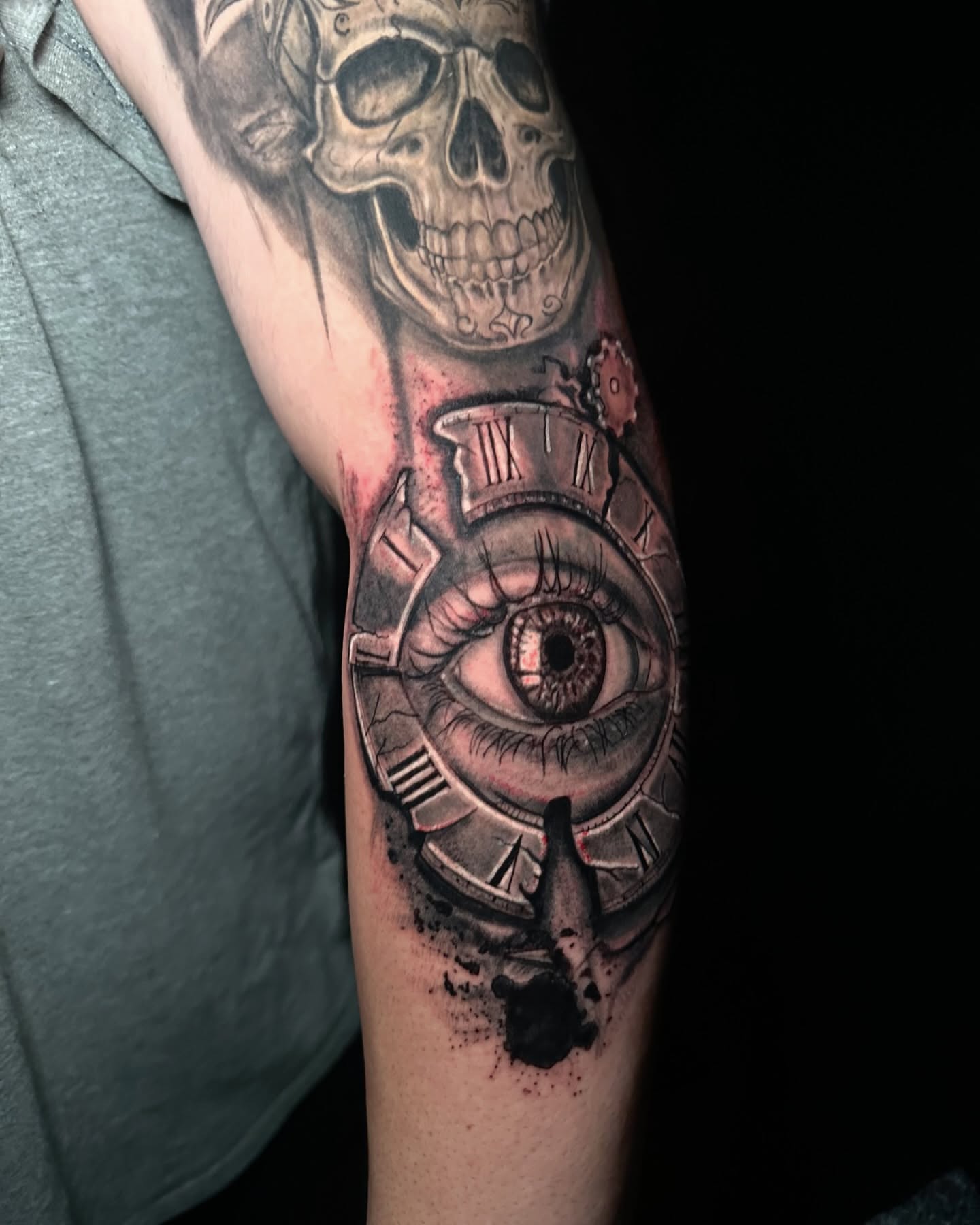 Eye and clock realism tattoo on the forearm by Héctor Agudelo