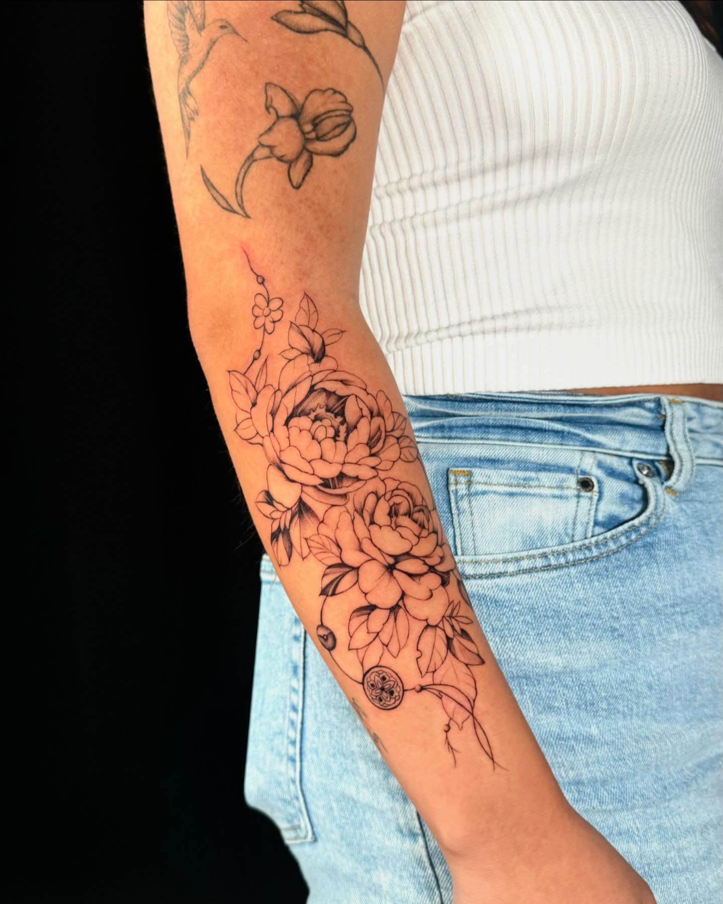 Tattoo by @naveiei — black_and_grey