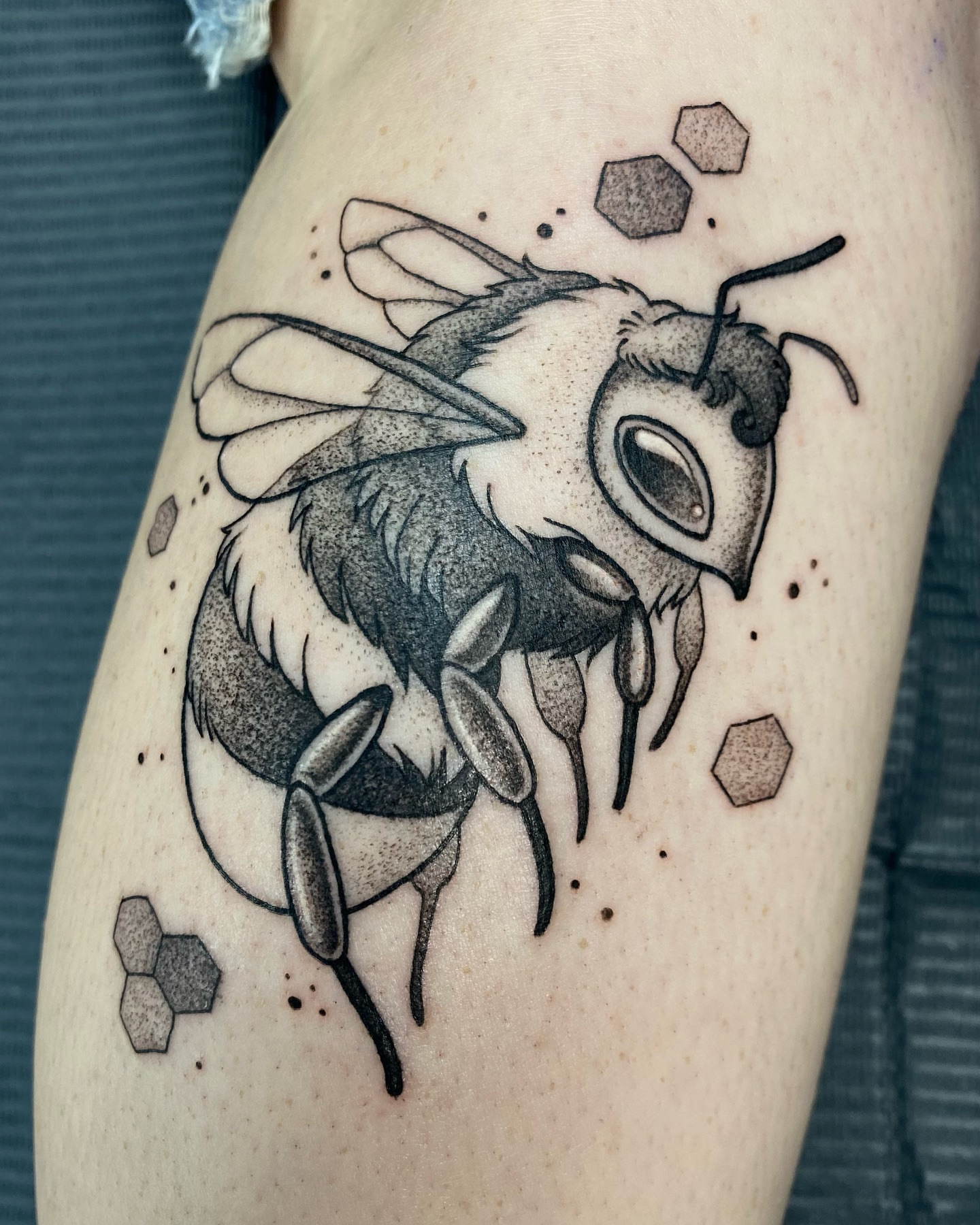 Bee dotwork tattoo on the thigh by Rose Ulinski