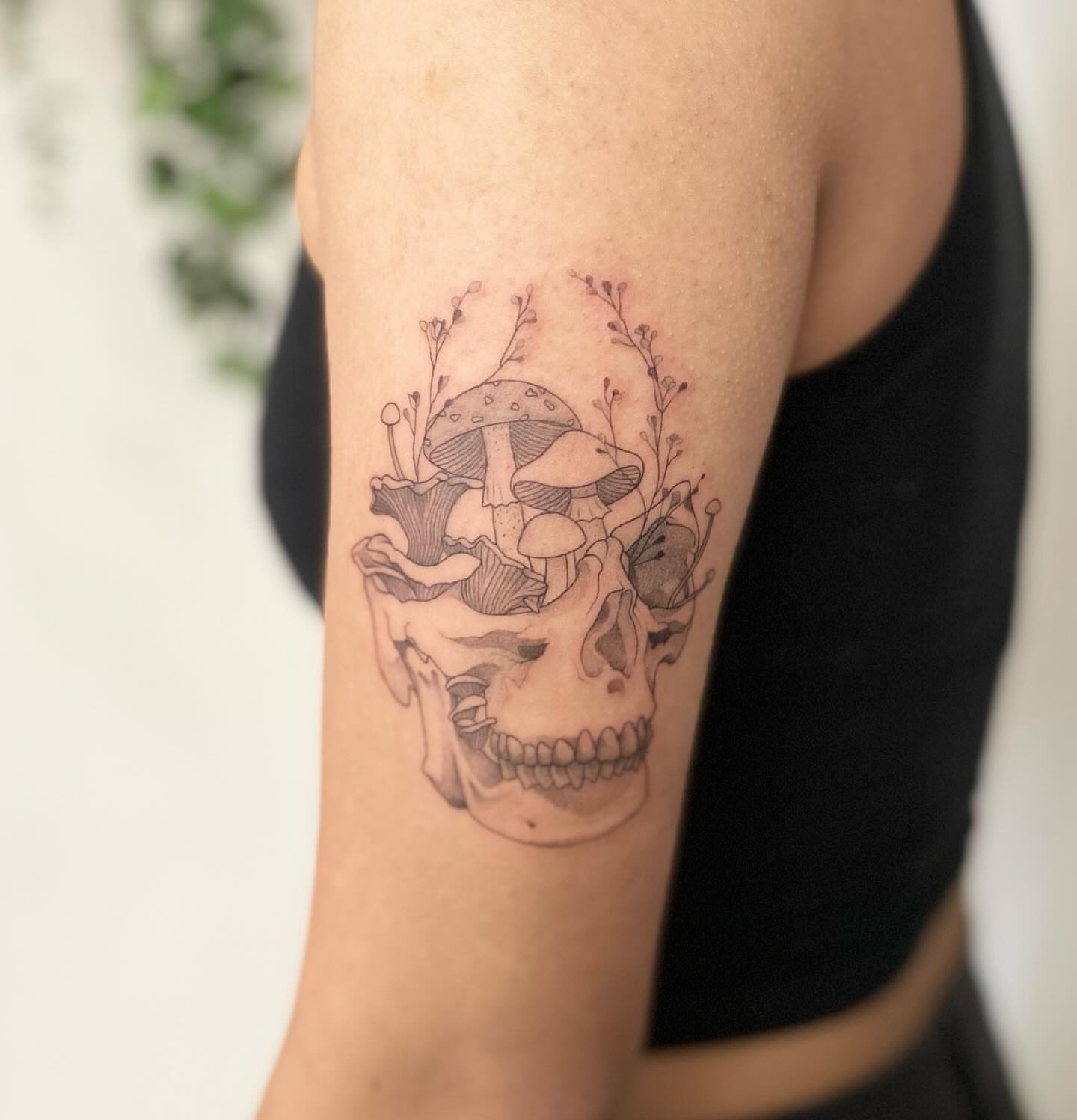 Tattoo by @lunafterdark.tattoos — black_and_grey, realism