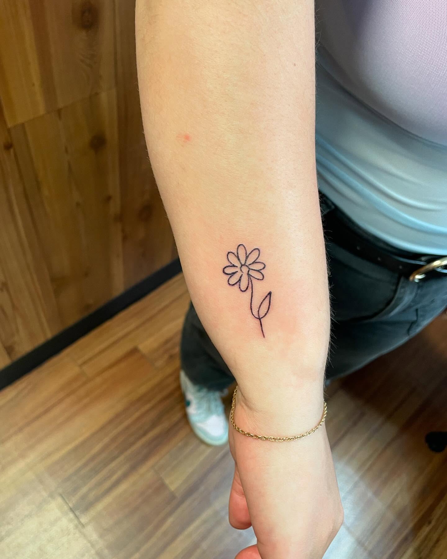 Flower minimalist tattoo on the forearm by Anna sabrowsky