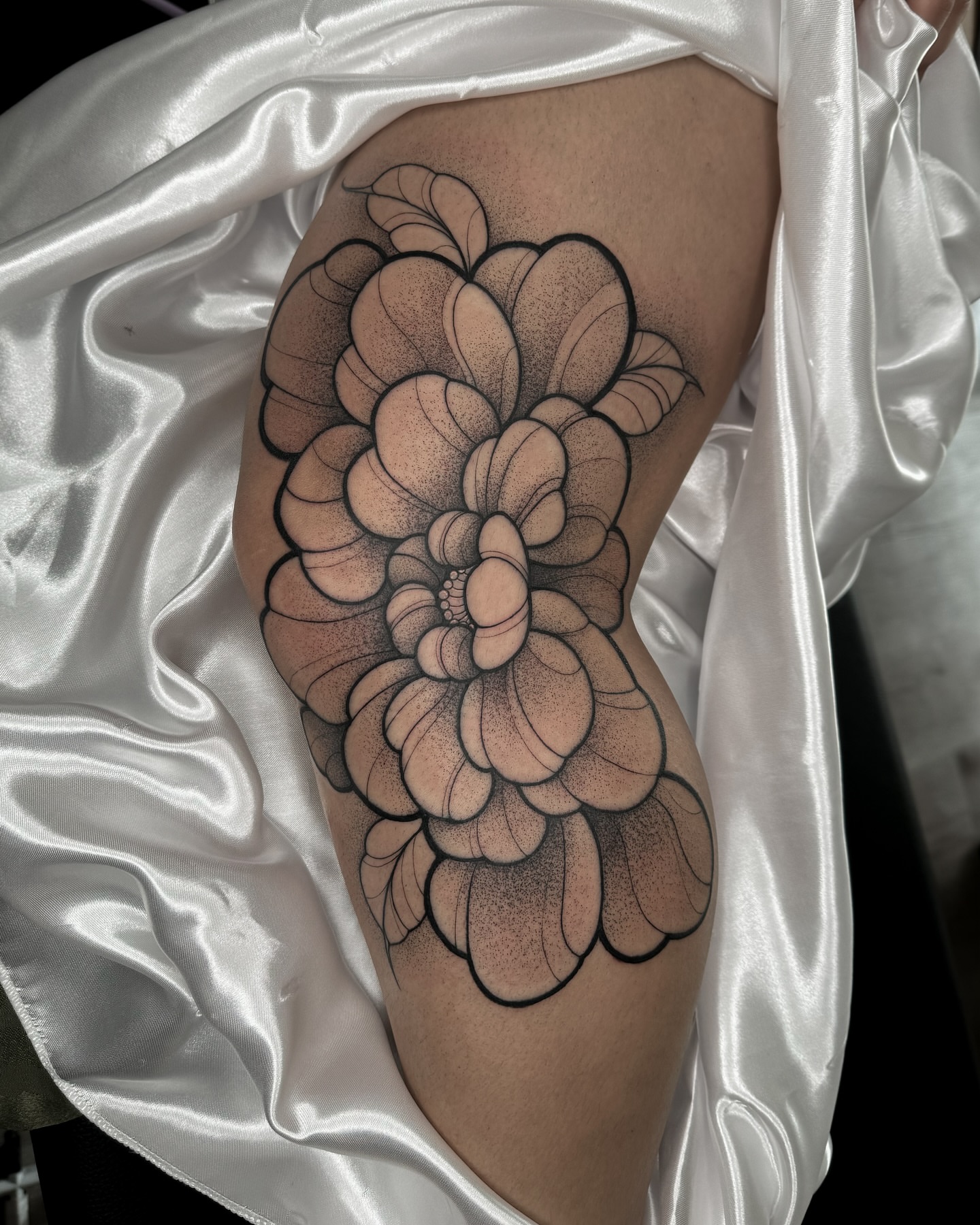 Flower dotwork tattoo on the thigh by Gabrieli Folha