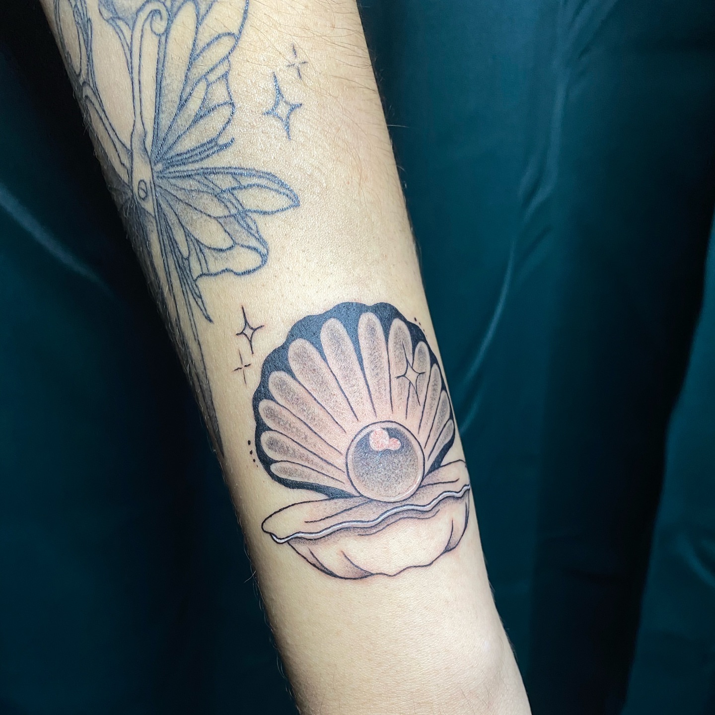 Shell with pearl black and grey tattoo on the forearm by 𝙰𝚛𝚕𝚒𝚗𝚐𝚝𝚘𝚗 𝚃𝚊𝚝𝚝𝚘𝚘 𝙰𝚛𝚝𝚒𝚜𝚝 ✴︎ 𝚝𝚊𝚝𝚜𝚇𝚟𝚊𝚕