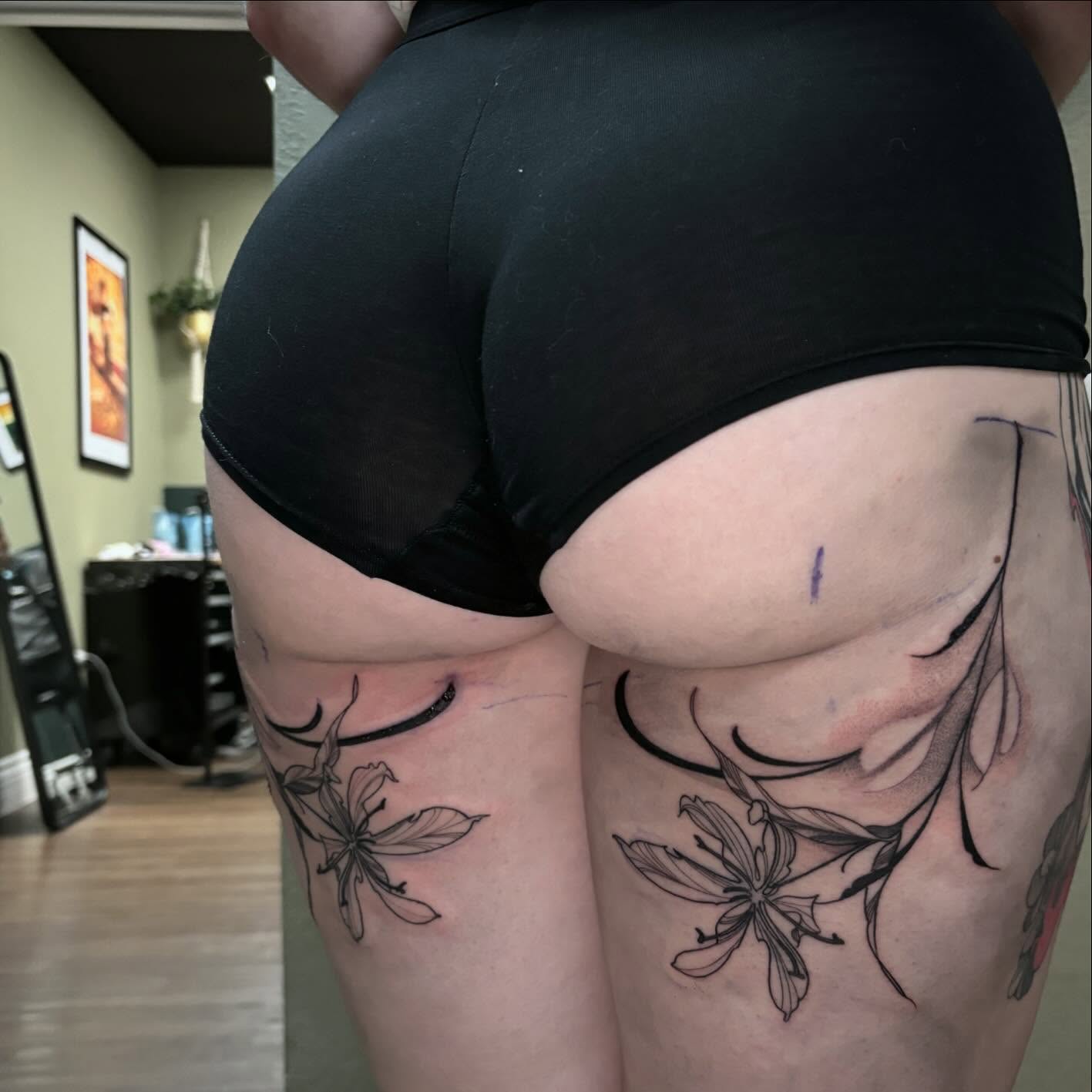 Lily flowers black and grey tattoo on the thigh by 𝑅𝑒𝑒𝓈𝒶 𝐿𝓎𝓃𝓃 ₊ ⊹❀