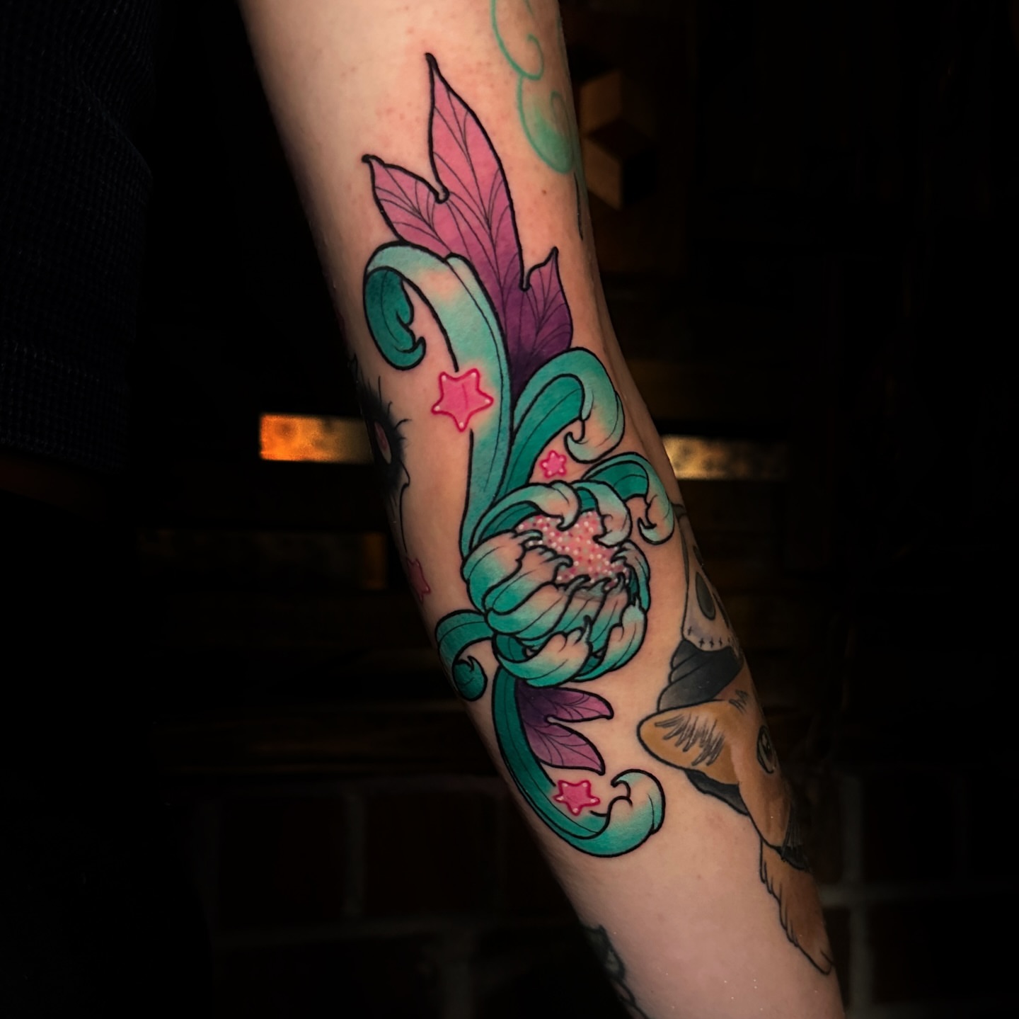 Floral bouquet new school tattoo on the forearm by 𝐊𝐚𝐫𝐚 𝐍𝐨𝐞𝐥, Dallas, Texas