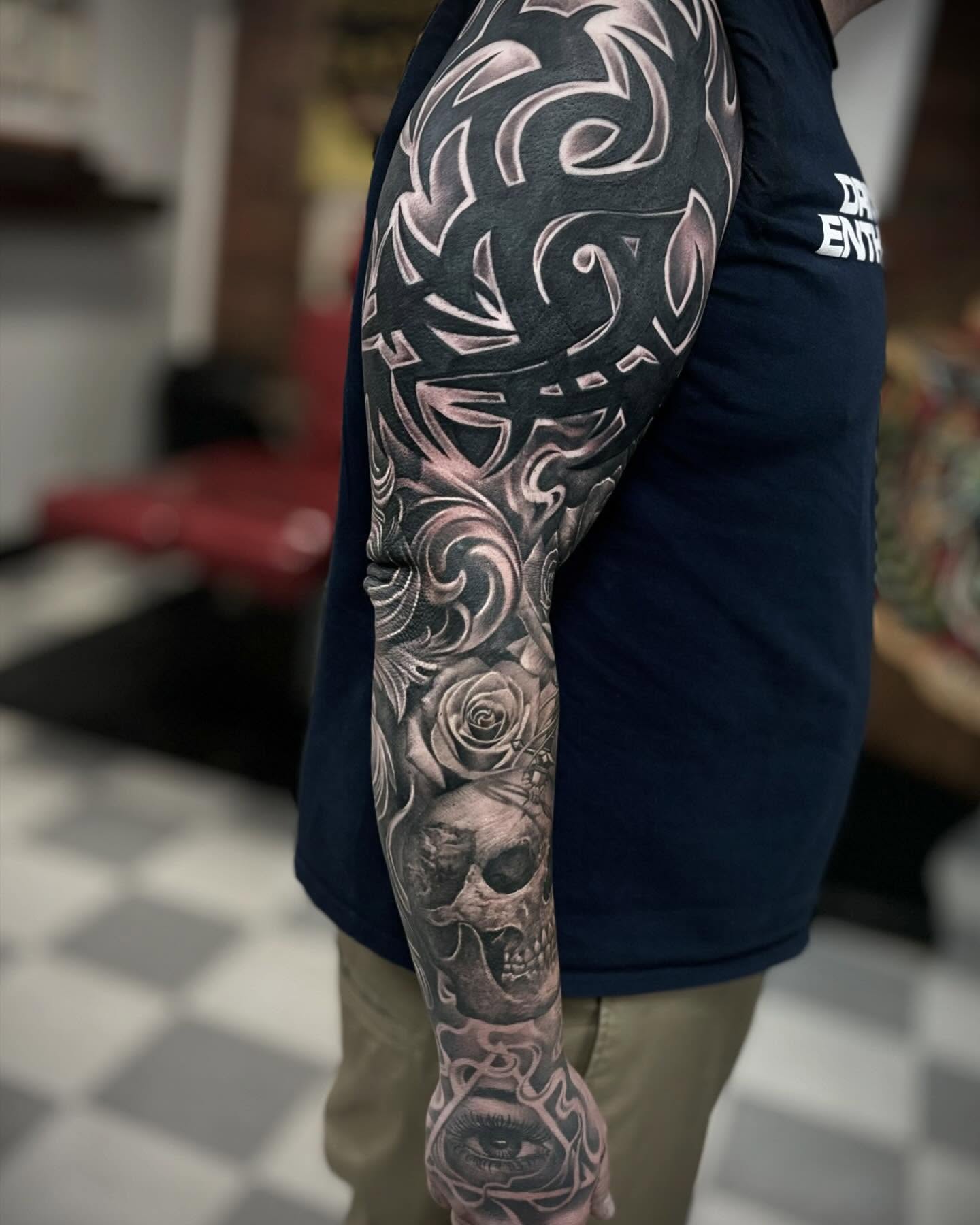 Skull and roses realism tattoo on the upper arm by ๐๐๐๐๐๐๐ ๐ฌ.๐ผ