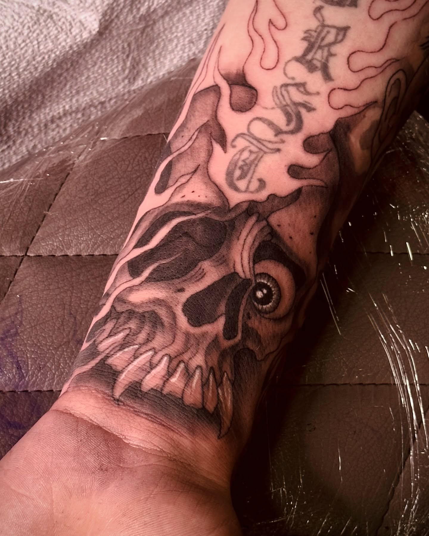 Skull black and grey tattoo on the forearm by Kenny Waizumi ๐