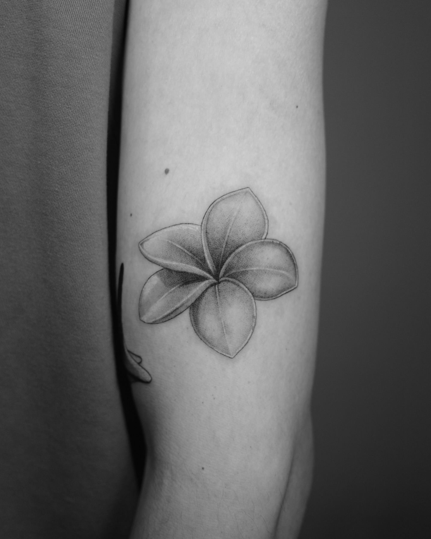 Tattoo by @chunntattoo — black_and_grey