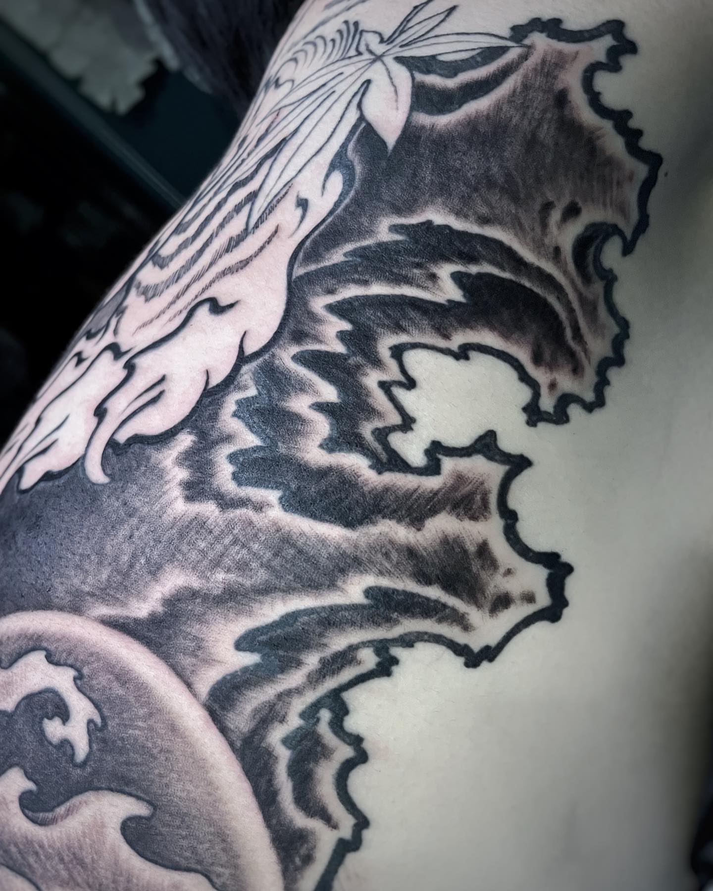 Abstract waves black and grey tattoo on the upper arm by Scienz 九卦刺青
