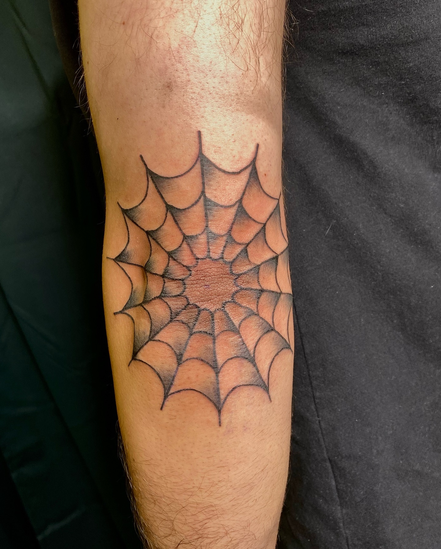 Spider web geometric tattoo on the forearm by 𝙰𝚛𝚕𝚒𝚗𝚐𝚝𝚘𝚗 𝚃𝚊𝚝𝚝𝚘𝚘 𝙰𝚛𝚝𝚒𝚜𝚝 ✴︎ 𝚝𝚊𝚝𝚜𝚇𝚟𝚊𝚕